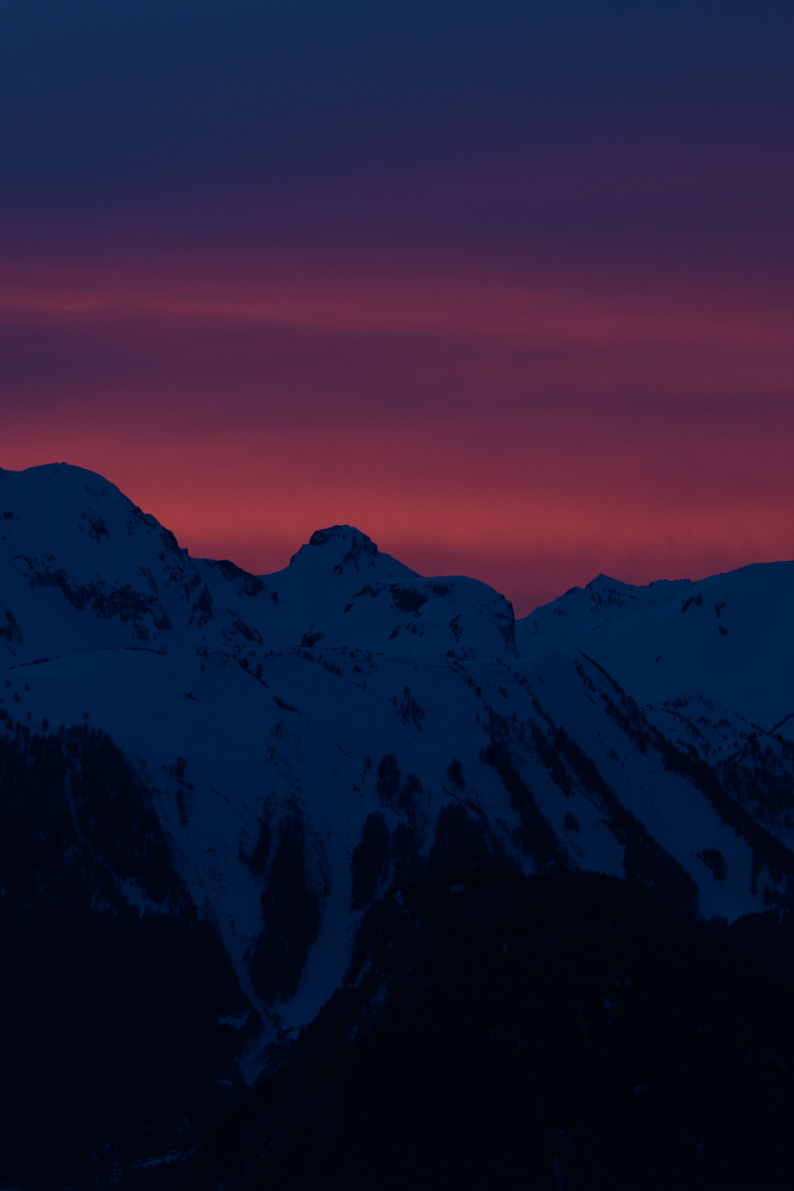 142697 Hintergrundbild herunterladen natur, sunset, mountains, übernachtung, scheitel, nach oben, dunkel, schneebedeckt, snowbound - Bildschirmschoner und Bilder kostenlos