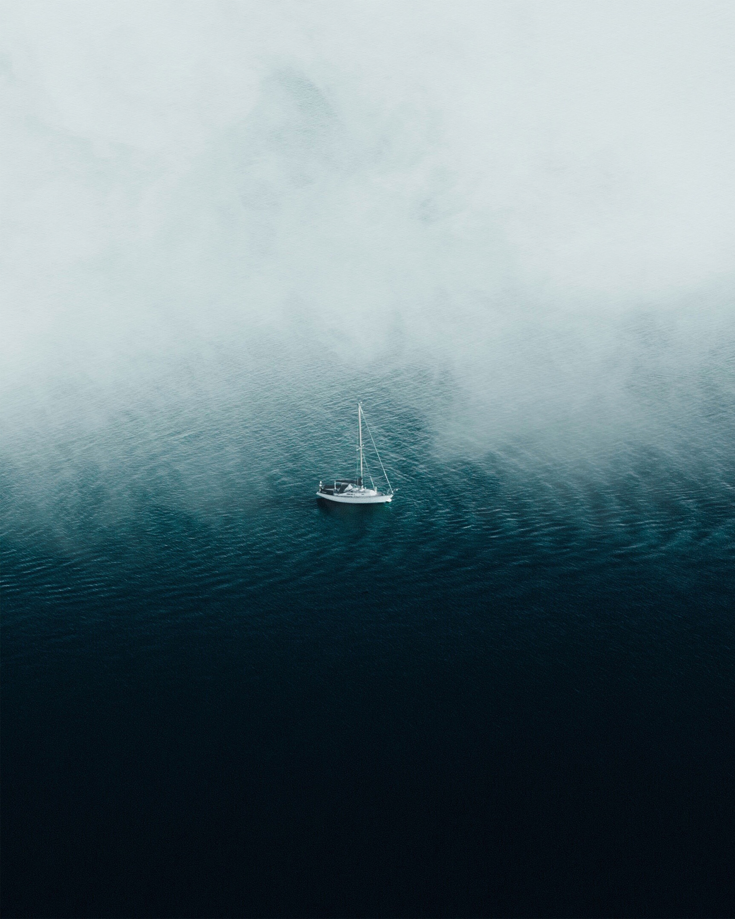 96591 скачать обои минимализм, одинокий, океан, туман, лодка - заставки и картинки бесплатно