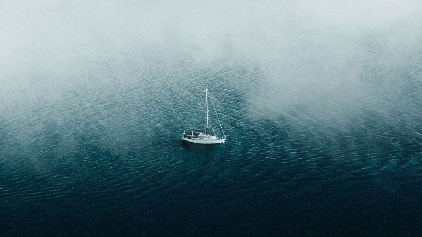 Корабль в океане одинокий. Лодка в океане. Корабль в море сверху. Яхта в море сверху. Корабль в тумане.