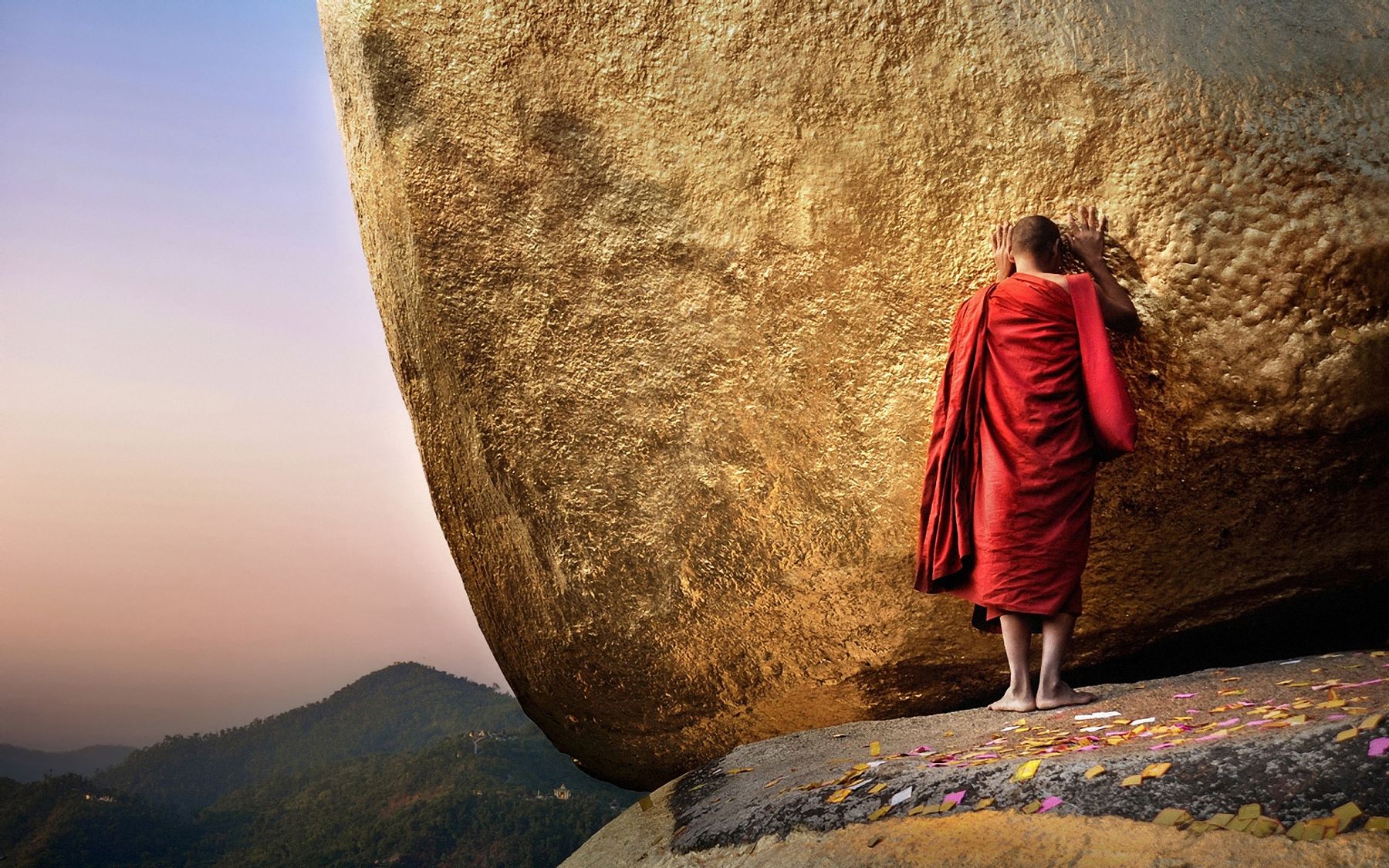 Буддийский монах в горах