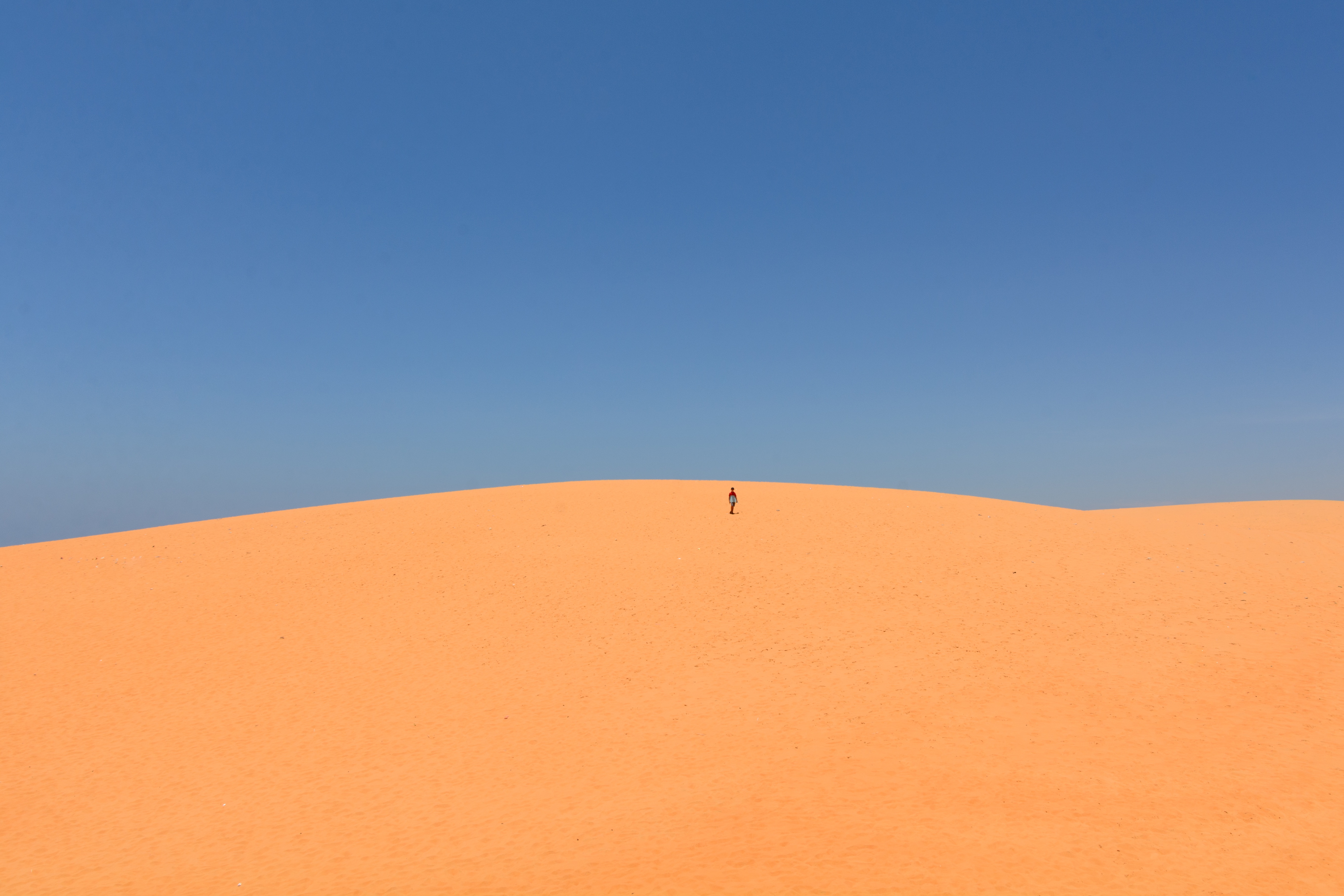 118111 Hintergrundbild herunterladen sky, sand, wüste, minimalismus, hügel, mensch, person, hill, sauber - Bildschirmschoner und Bilder kostenlos