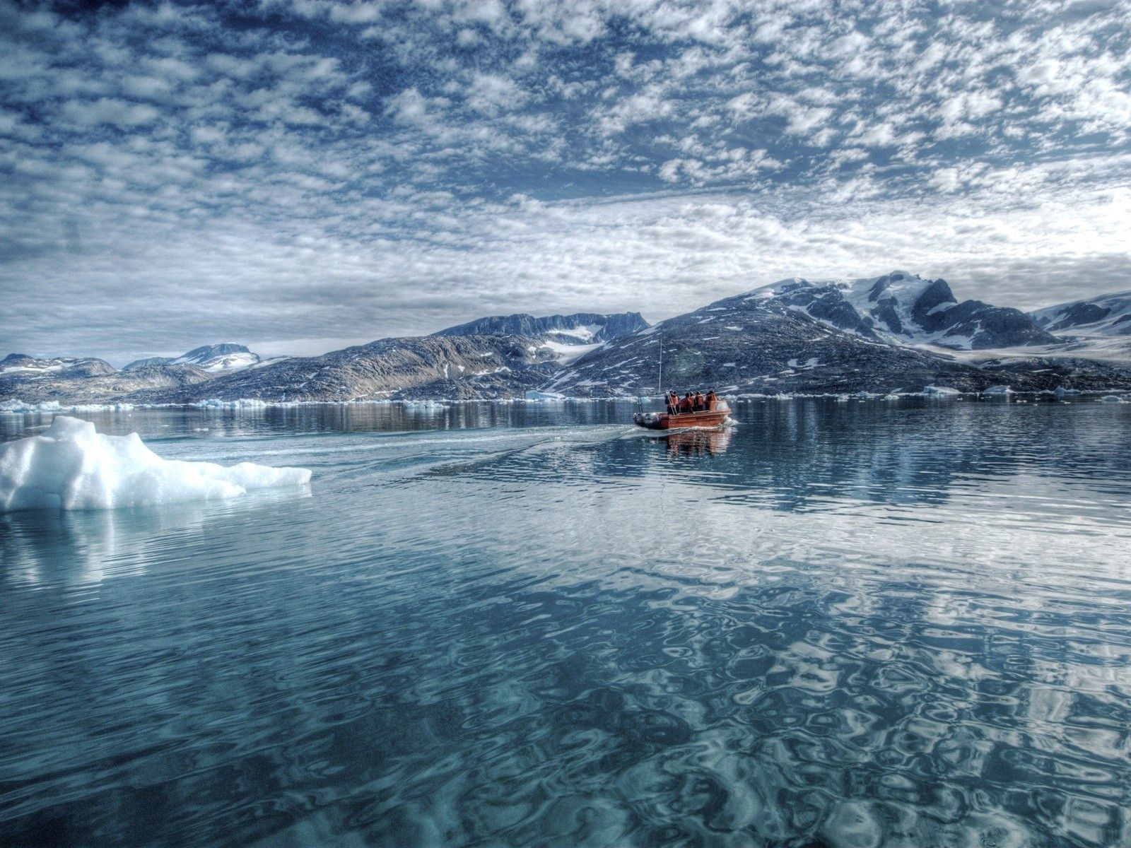 Скачать картинку Ледник, Водная Поверхность, Холод, Природа, Лодка, Горы в телефон бесплатно.