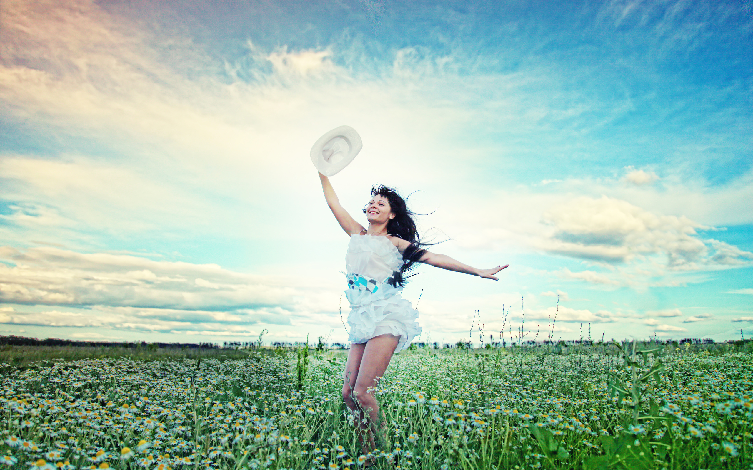 Сбежавший цветок. Счастливая девушка. Радостная девушка. Девушка в поле. Девушка танцует в поле.