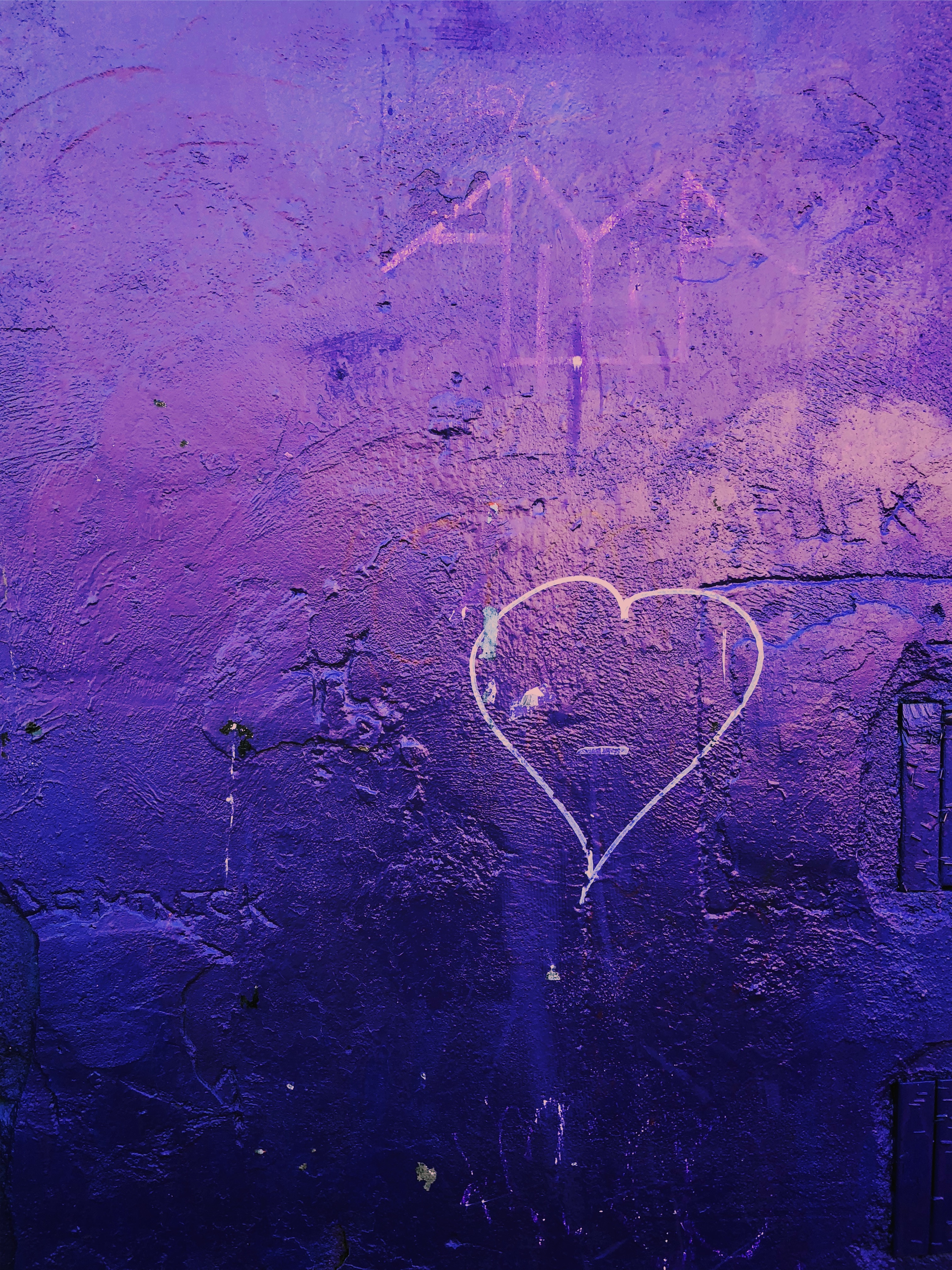 Скачать картинку Фиолетовый, Стена, Арт, Сердце, Любовь в телефон бесплатно.