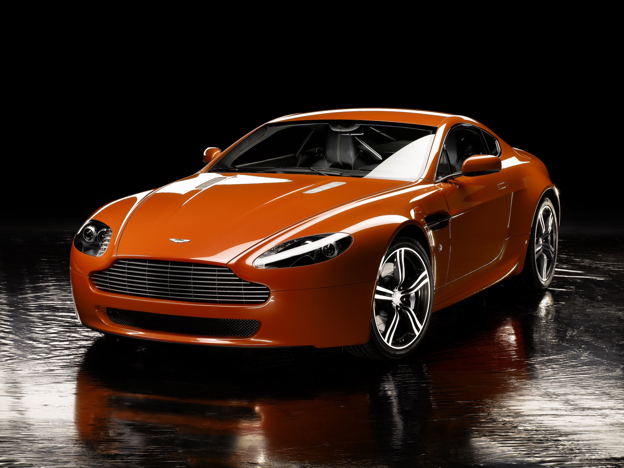 Laden Sie das Aston Martin, Cars, Reflexion, Vorderansicht, Frontansicht, 2008, V8, Vorteil, Vantage-Bild kostenlos auf Ihren PC-Desktop herunter