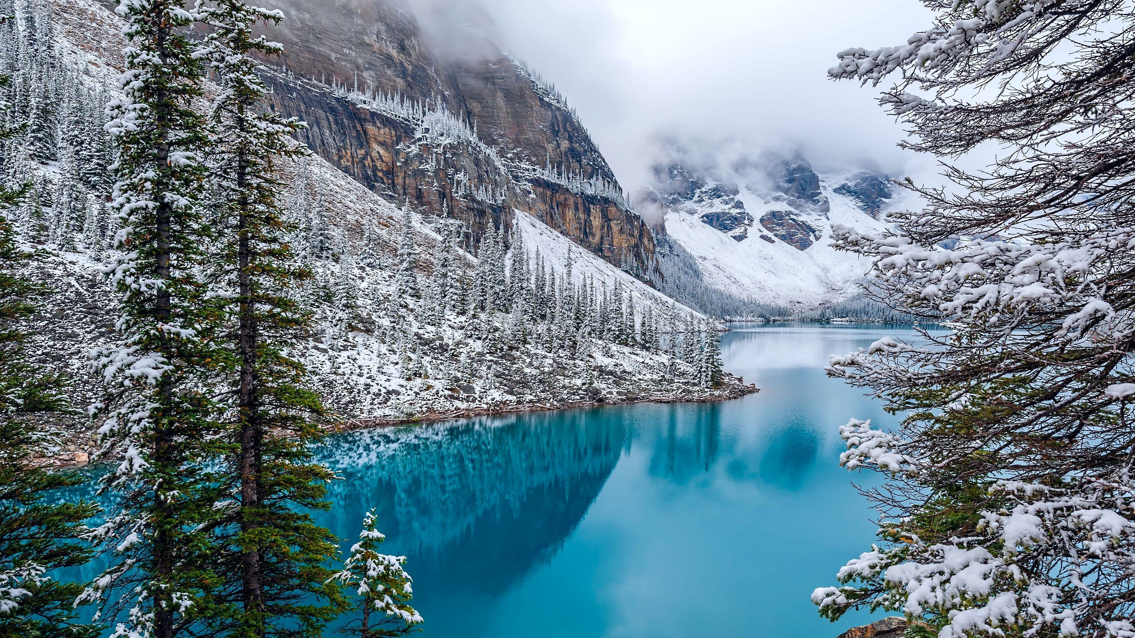Скачать картинку Зима, Снег, Озера, Гора, Озеро, Канада, Лес, Дерево, Земля/природа, Озеро Морейн в телефон бесплатно.