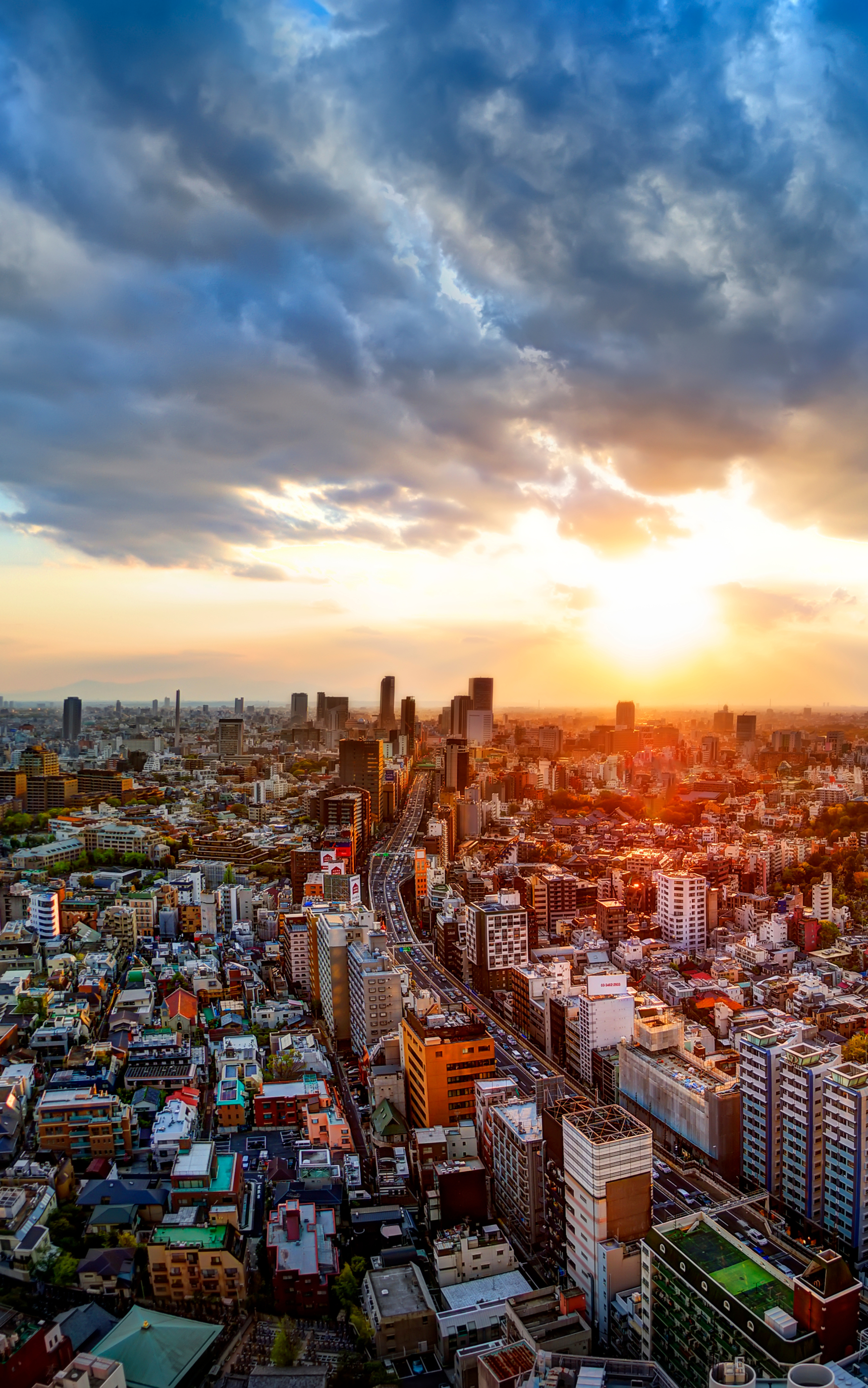 Tokyo man. Токио панорама. Оранжевый город. Закат в Токио. Высотки Японии панорама.
