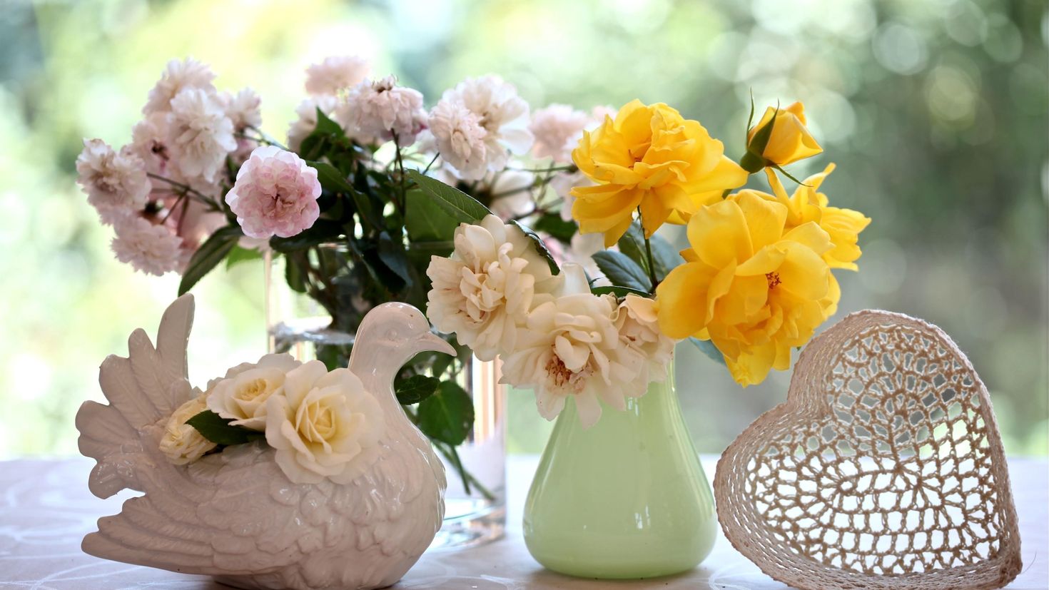 Букет цветов счастье. Цветочки в вазе. Красивые цветы в вазах. Нежная Цветочная композиция. Красивый букет в вазе.