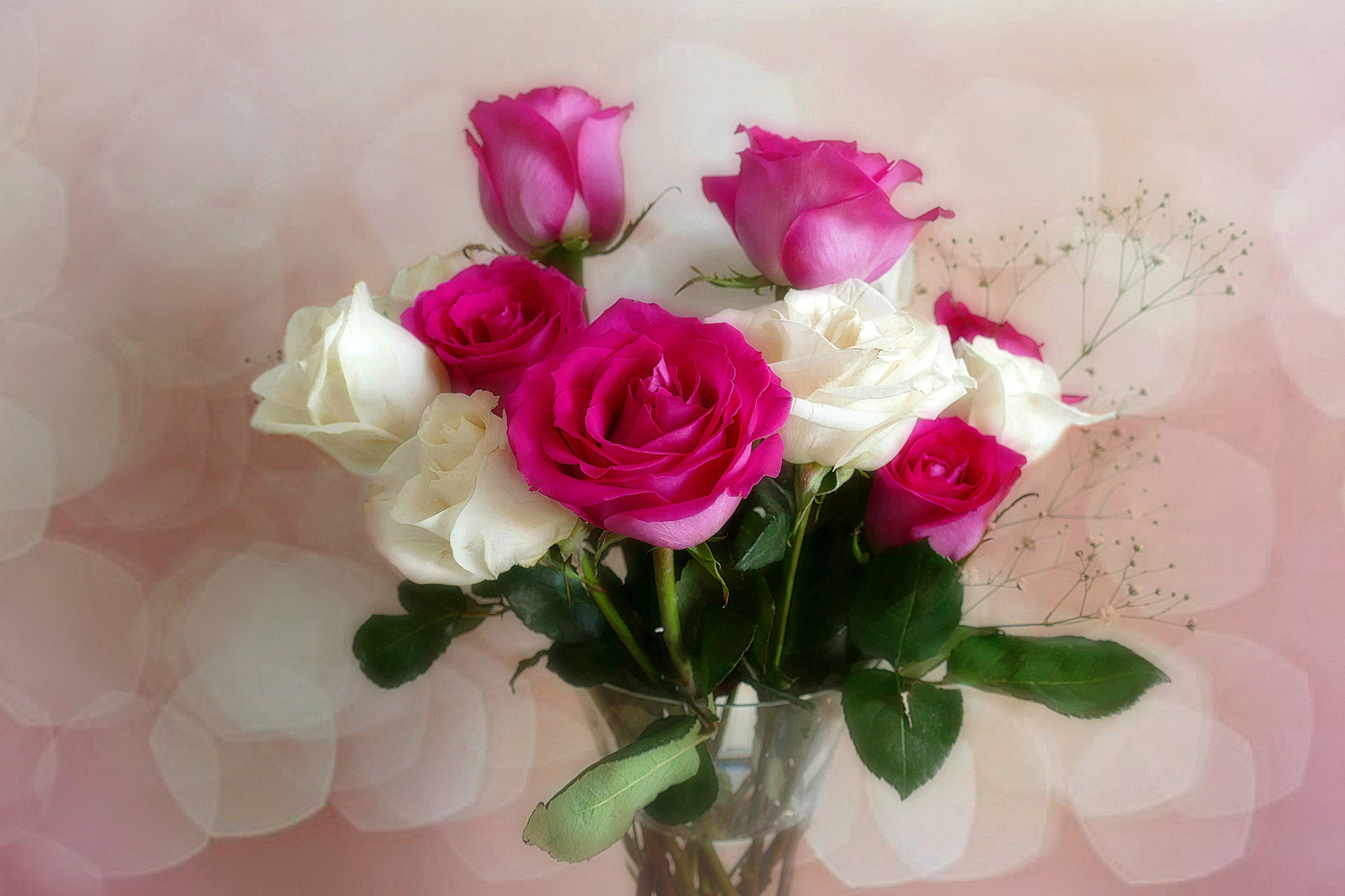 Букет роз в вазе на столе