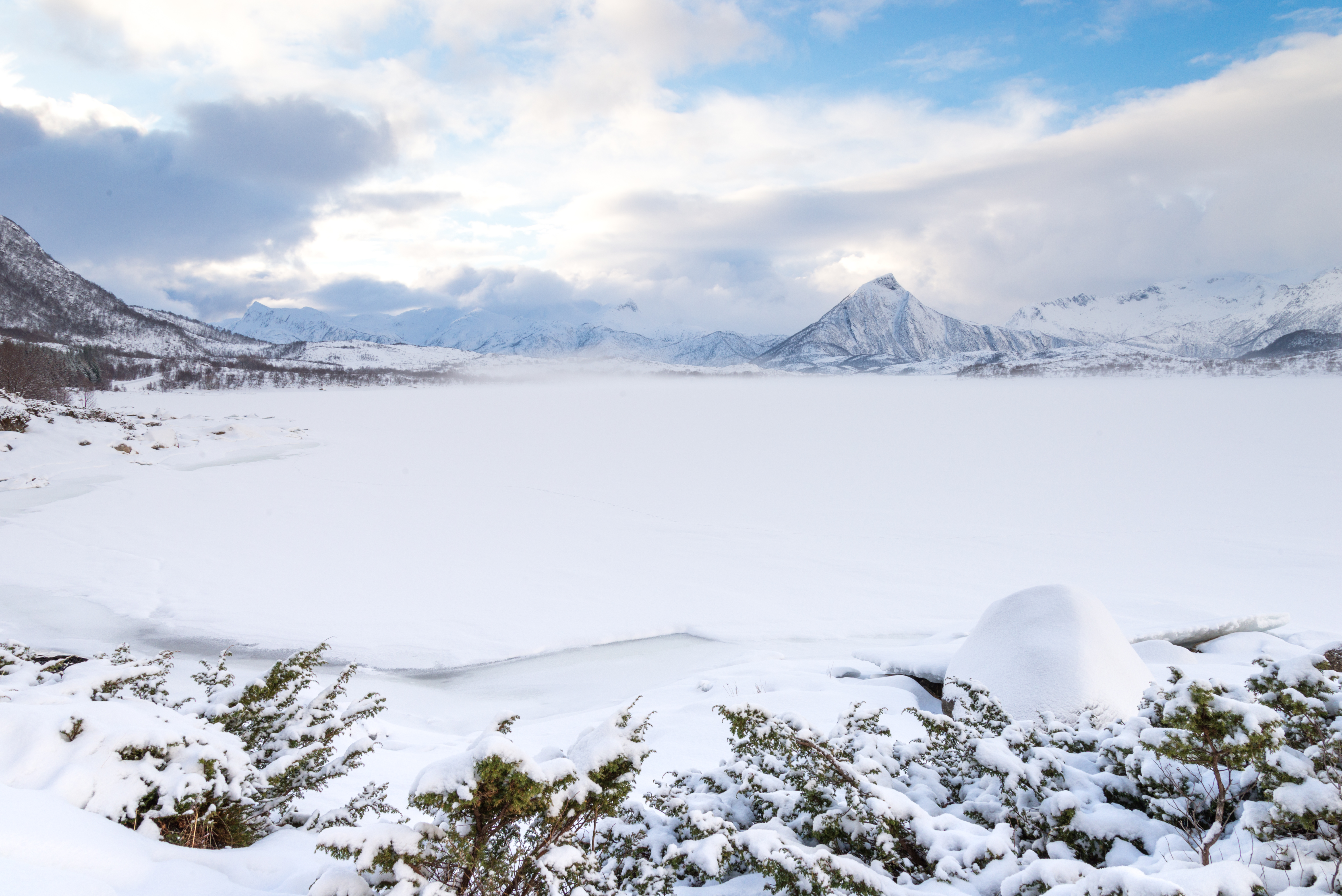 Handy-Wallpaper Winter, Natur, Mountains, Schnee, Landschaft, Norwegen kostenlos herunterladen.