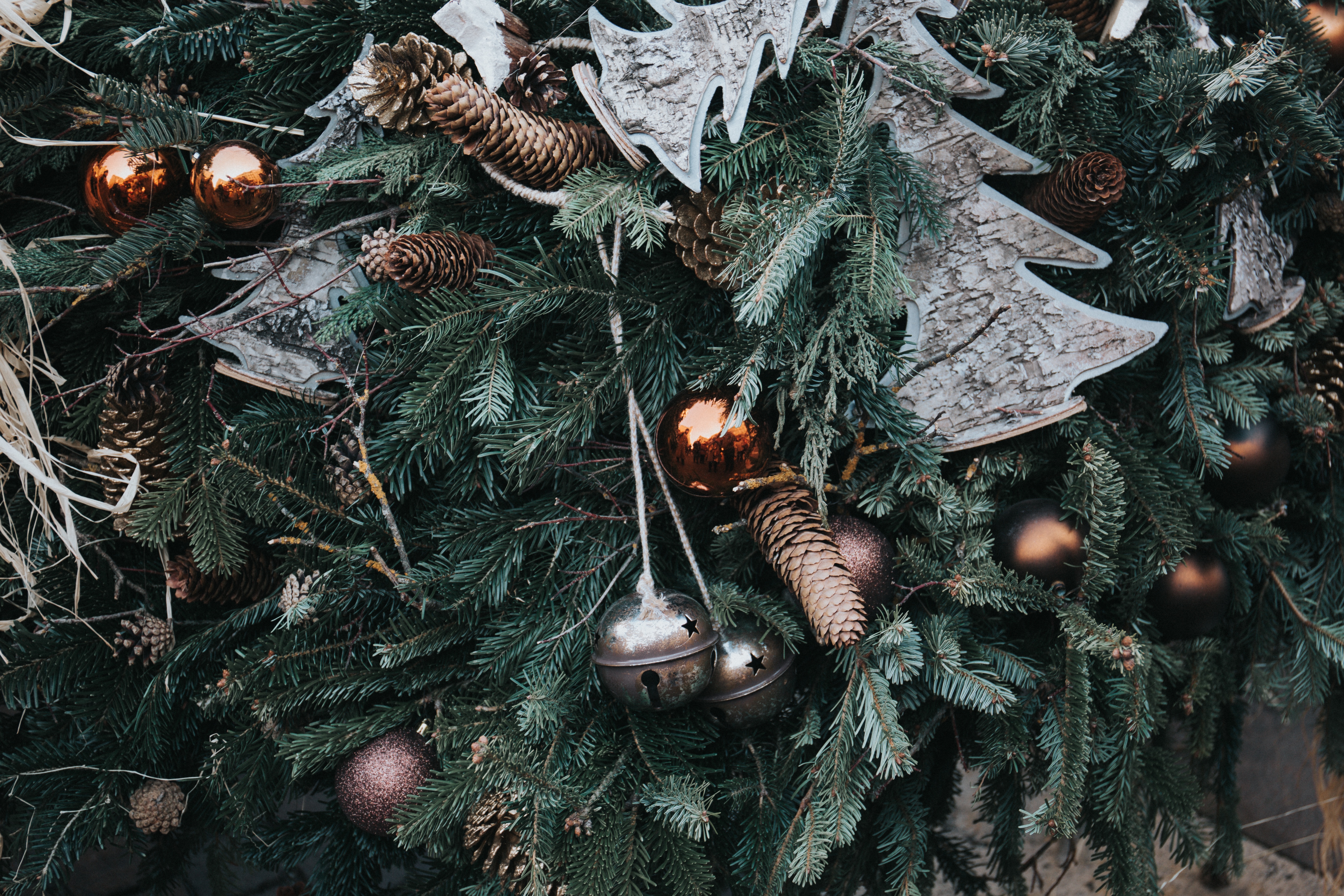 Handy-Wallpaper Cones, Weihnachtsdekorationen, Neues Jahr, Neujahr, Feiertage, Weihnachten kostenlos herunterladen.