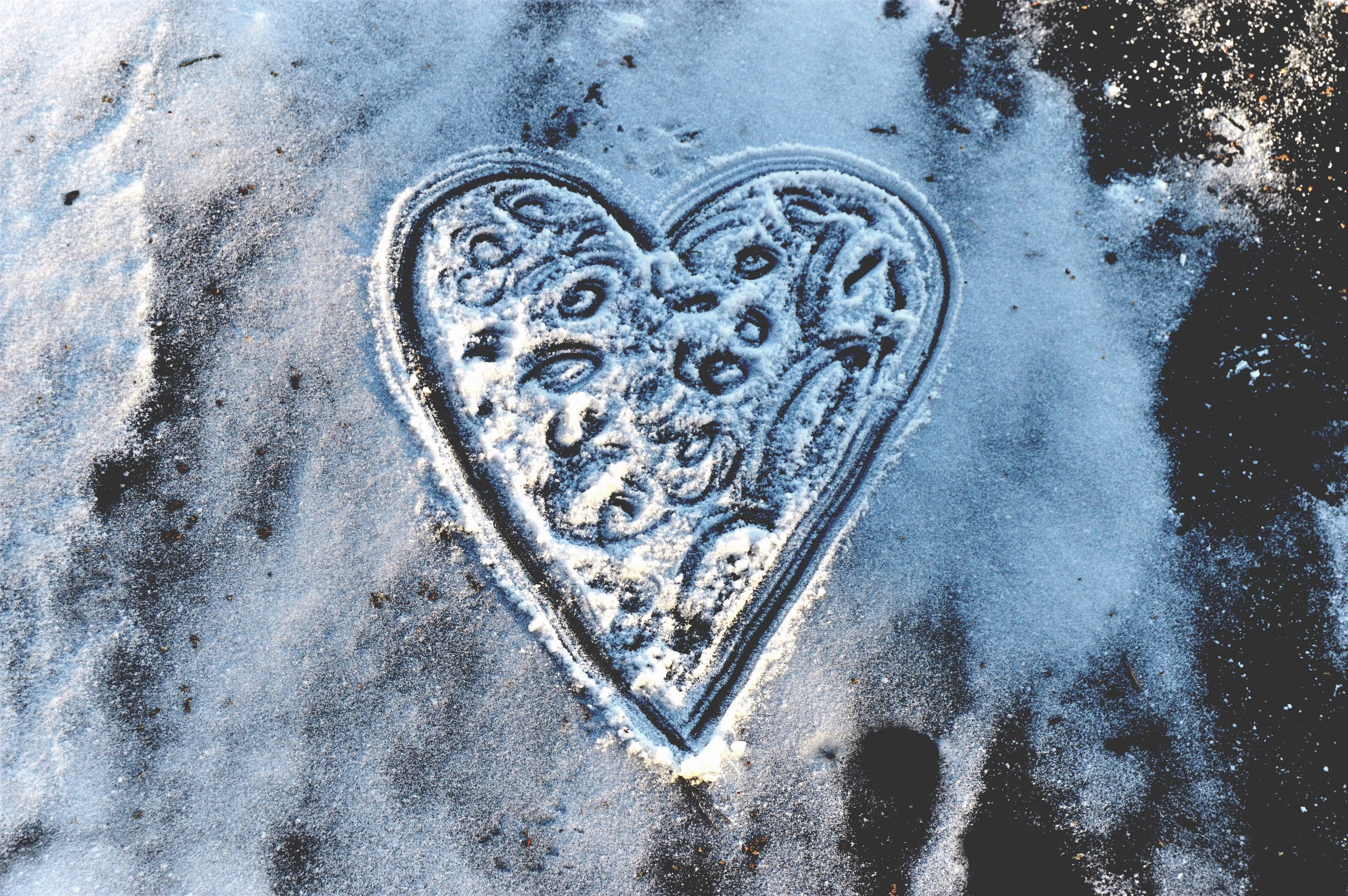 Baixar papel de parede para celular de Coração, Forma, Neve, Um Coração, Amor gratuito.