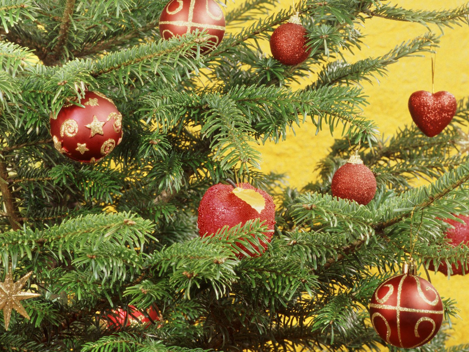 125396 descargar imagen vacaciones, año nuevo, decoraciones, navidad, rojo, un corazón, corazón, árbol de navidad, pelotas, bolas, atributo: fondos de pantalla y protectores de pantalla gratis