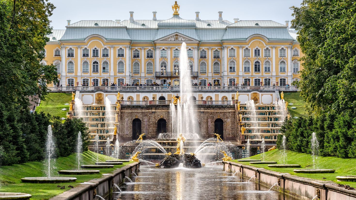 Главные дворцы санкт петербурга. Петергофский дворец в Санкт-Петербурге. Петродворец в Петергофе. Петергоф (дворцово-парковый ансамбль). Петергоф фонтаны.