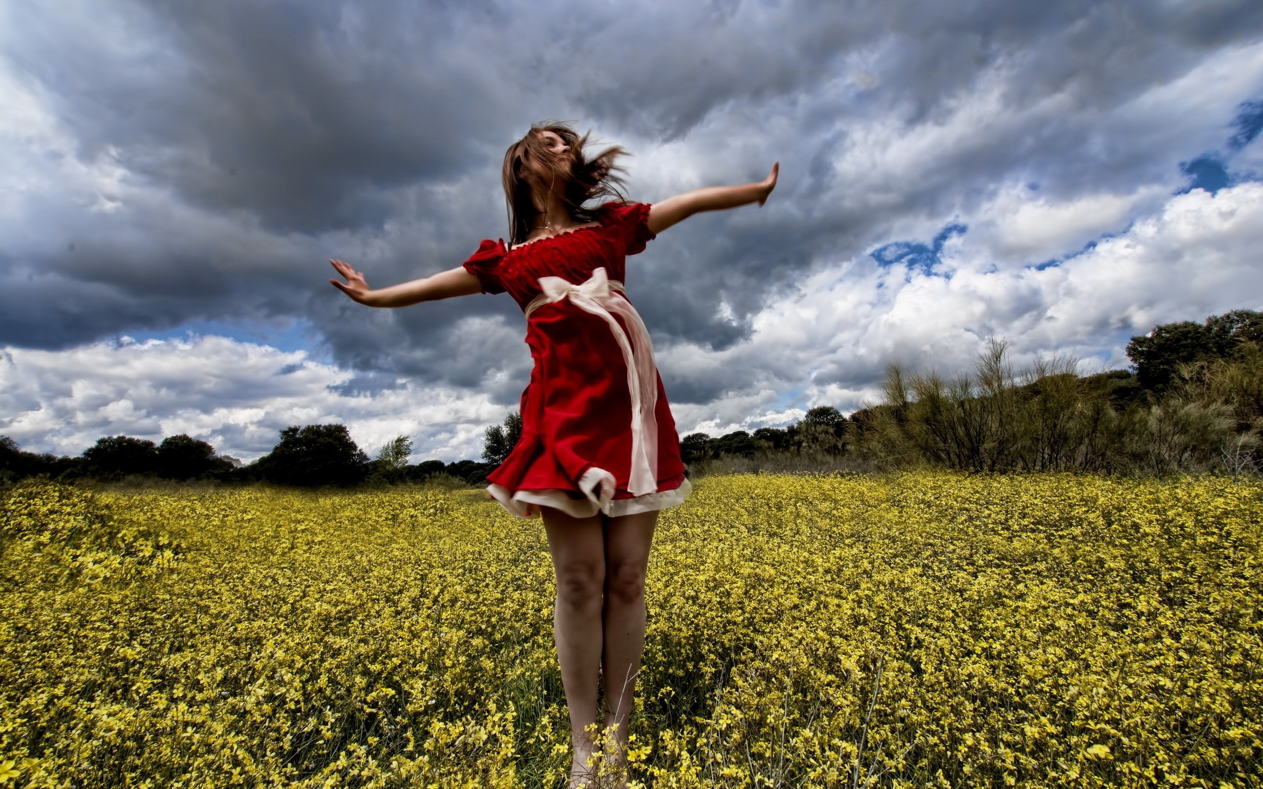 Сбежавший цветок. Девушка в поле. Счастливая девушка. Девушки летом. Девушка танцует в поле.