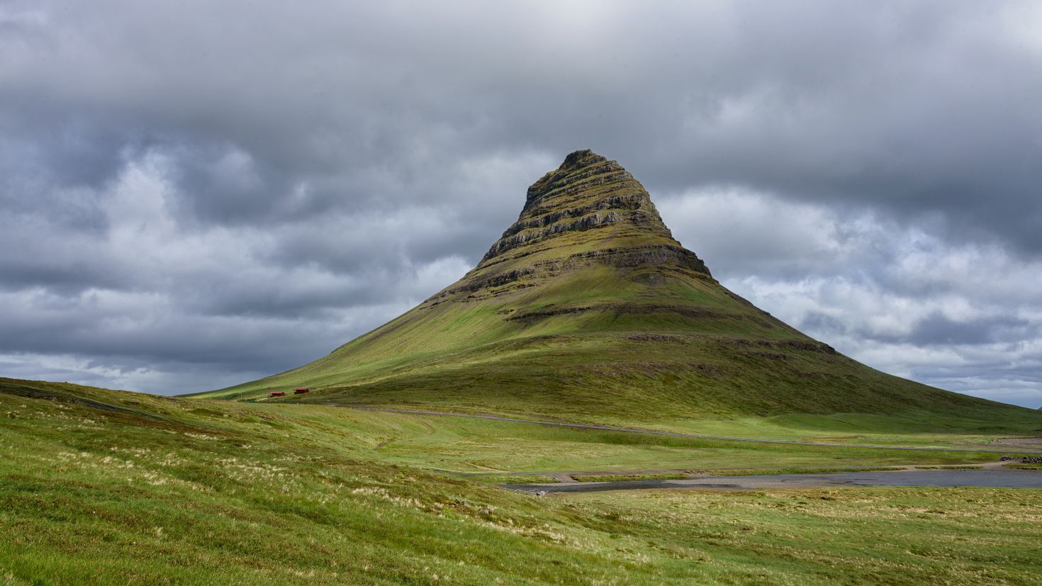 Картинка холма. Исландия холмы. Вершина горы Ейлифур Исландия. Тува Исландия холм. Маленькие горы.