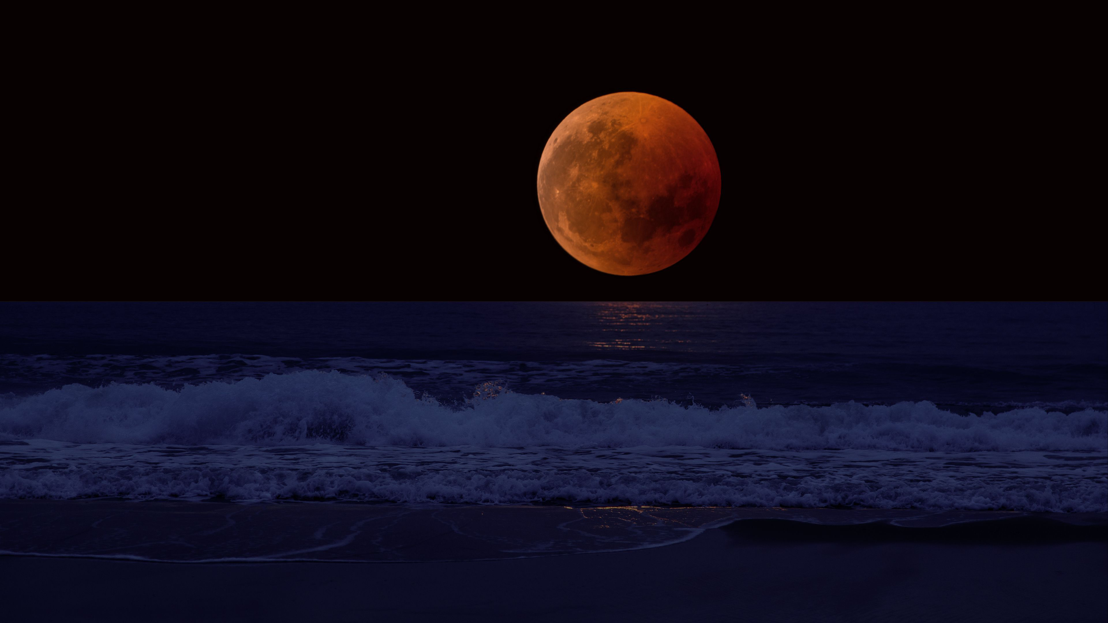 983027 скачать картинку полнолуние, земля/природа, луна, пляж, кровавая луна, горизонт - обои и заставки бесплатно