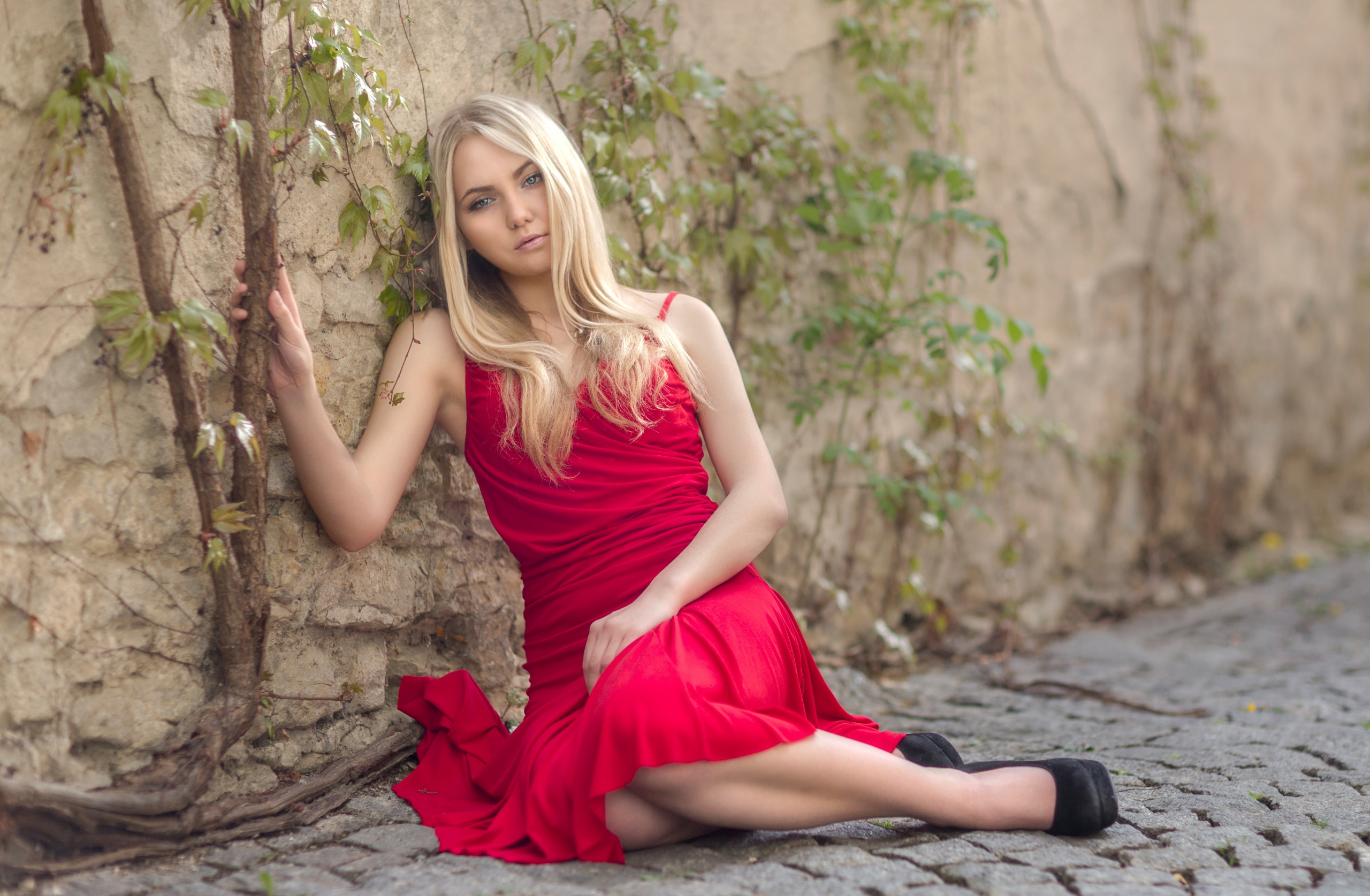 Красивые блондинки в Красном платье