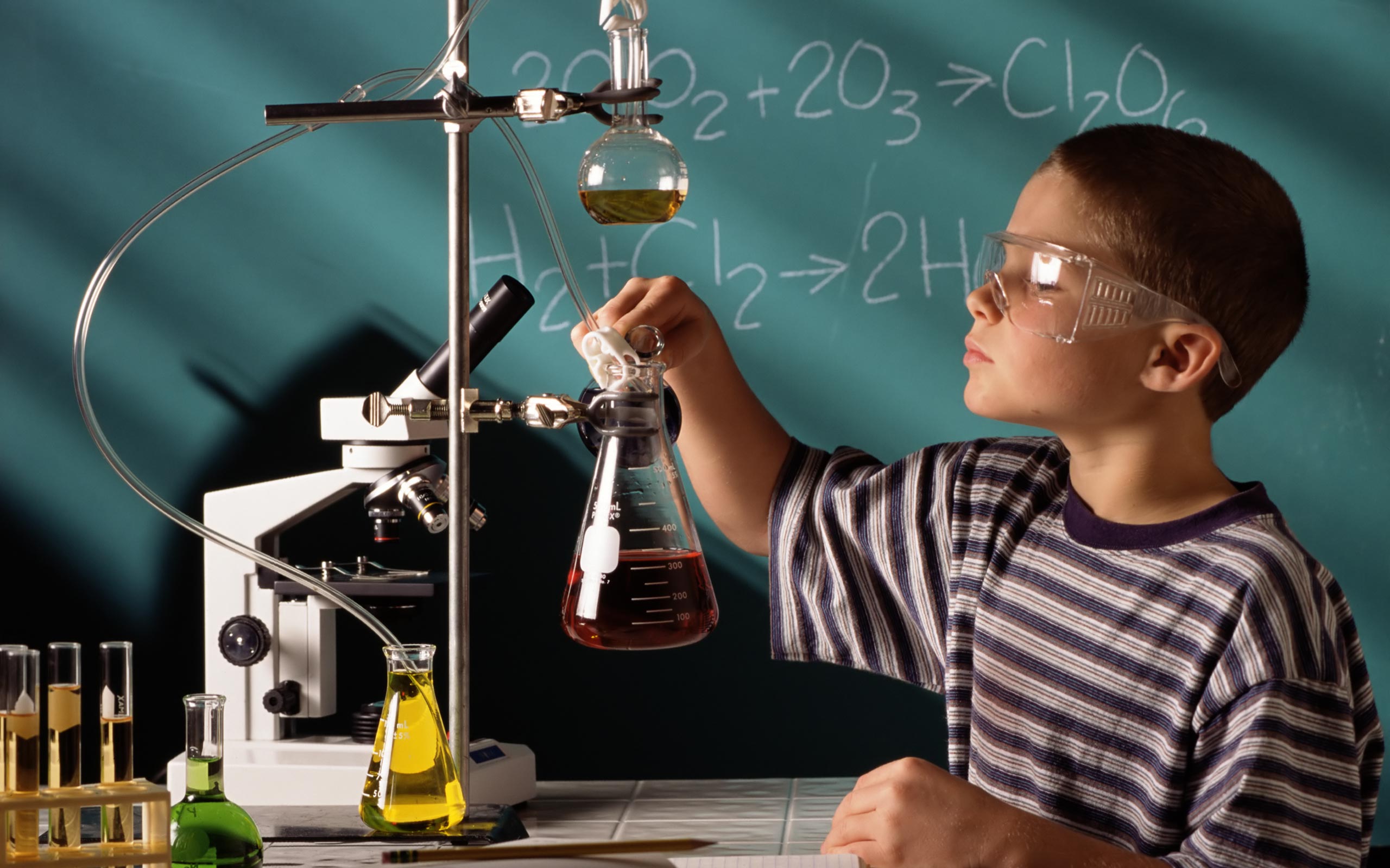 Химическая физика. Урок химии. Ученые изобретатели. Дети на уроке химии. Химия и биология.