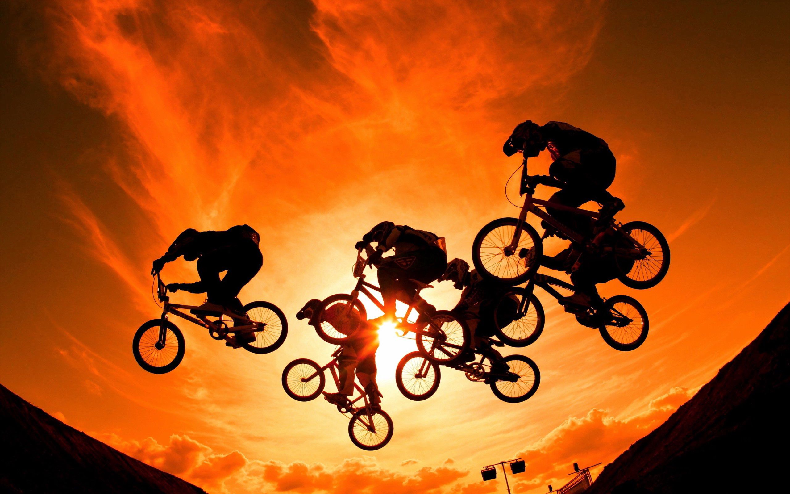 Скачати мобільні шпалери Велосипедисти, Велосипедистів, Захід, Сонце, Небо, Спорт безкоштовно.