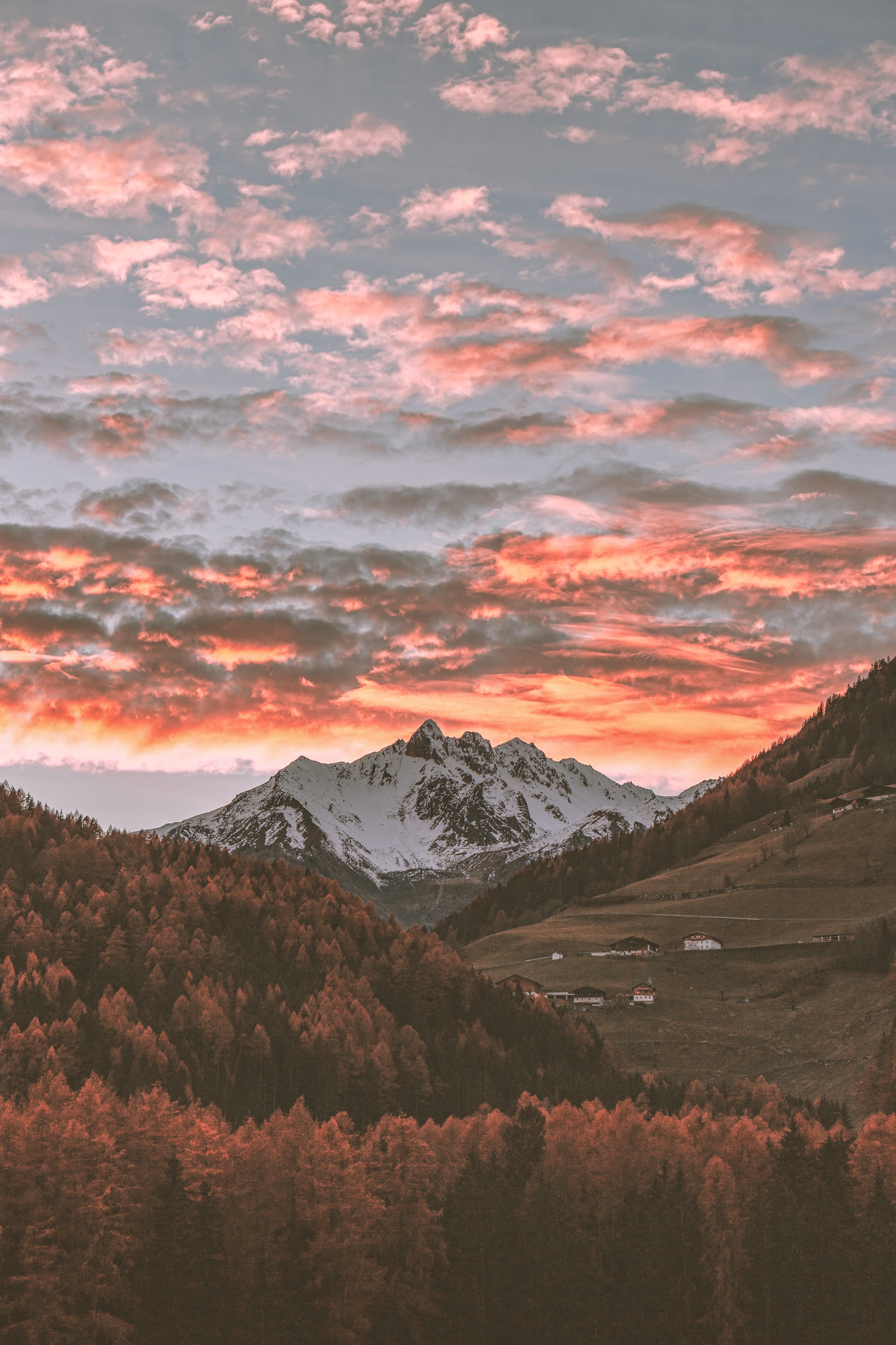 Handy-Wallpaper Mountains, Clouds, Dorf, Bäume, Natur, Sky, Italien, Herbst kostenlos herunterladen.