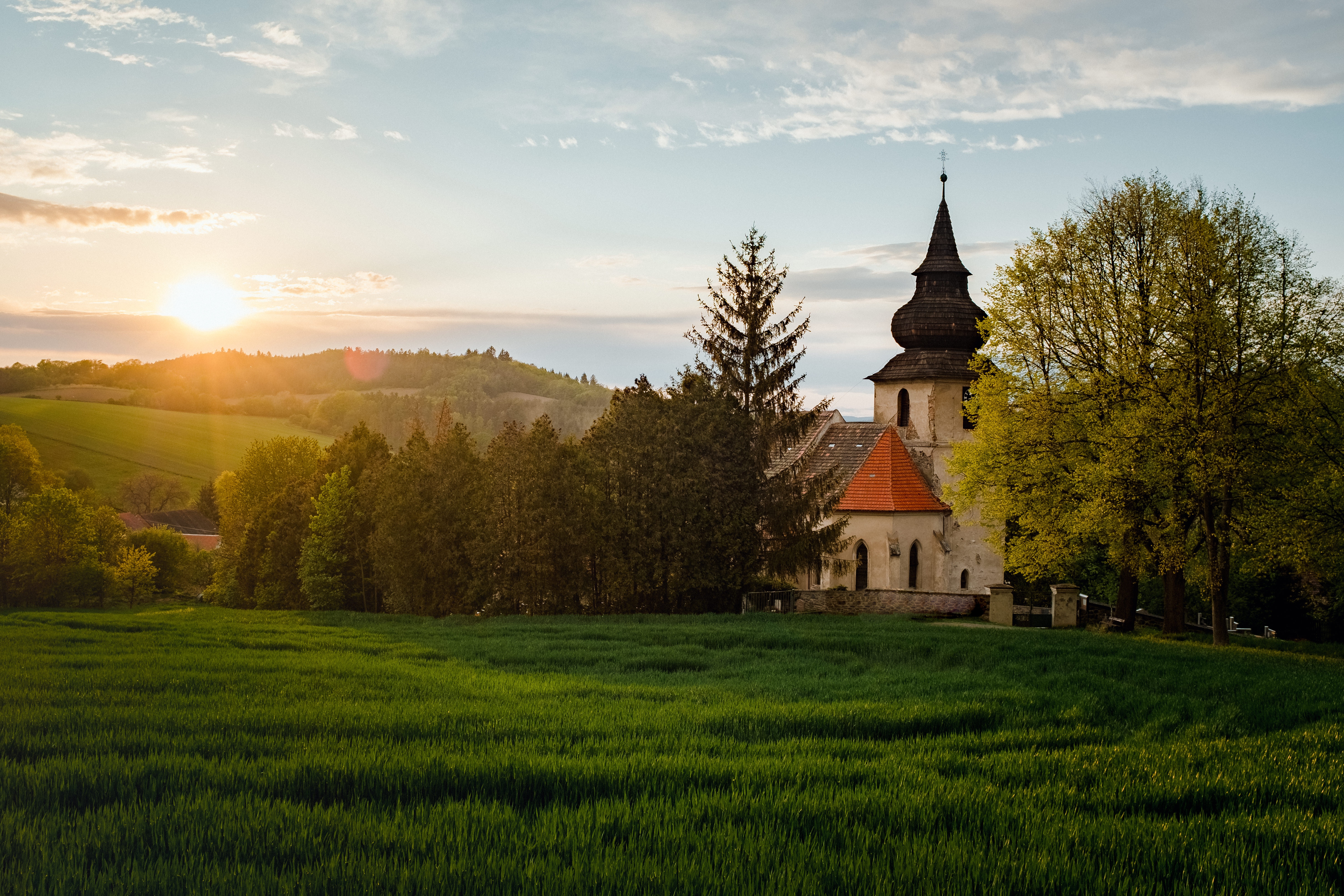 Церковь на холмах. Церковь на Холме Молдова. Церковь в Чехии. Богемия Чехия природа. Церковь в деревне в Чехии.