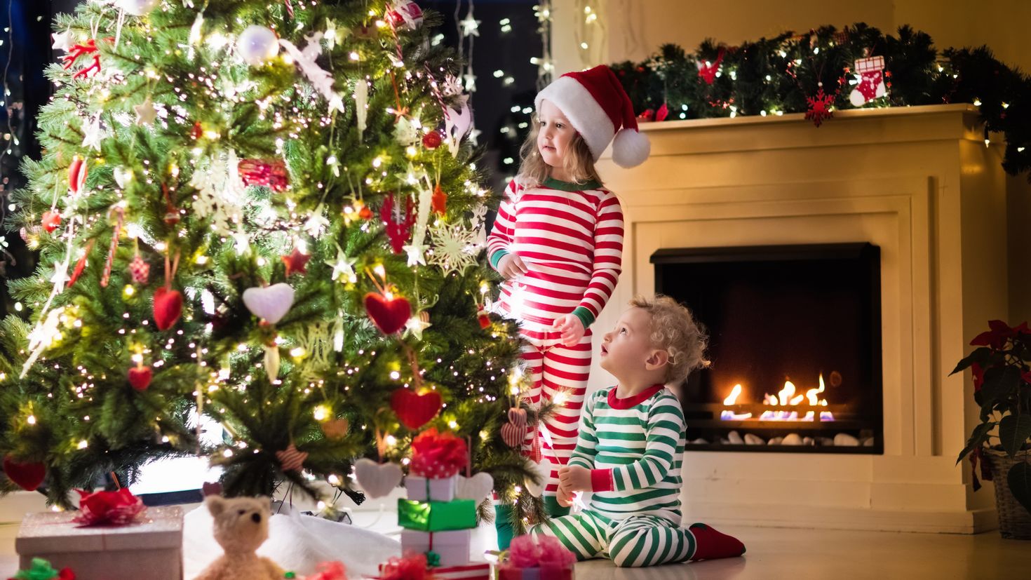 Крошечное рождество. Семья наряжает елку. Дети наряжают елку. Украшаем елку. Новый год семья.