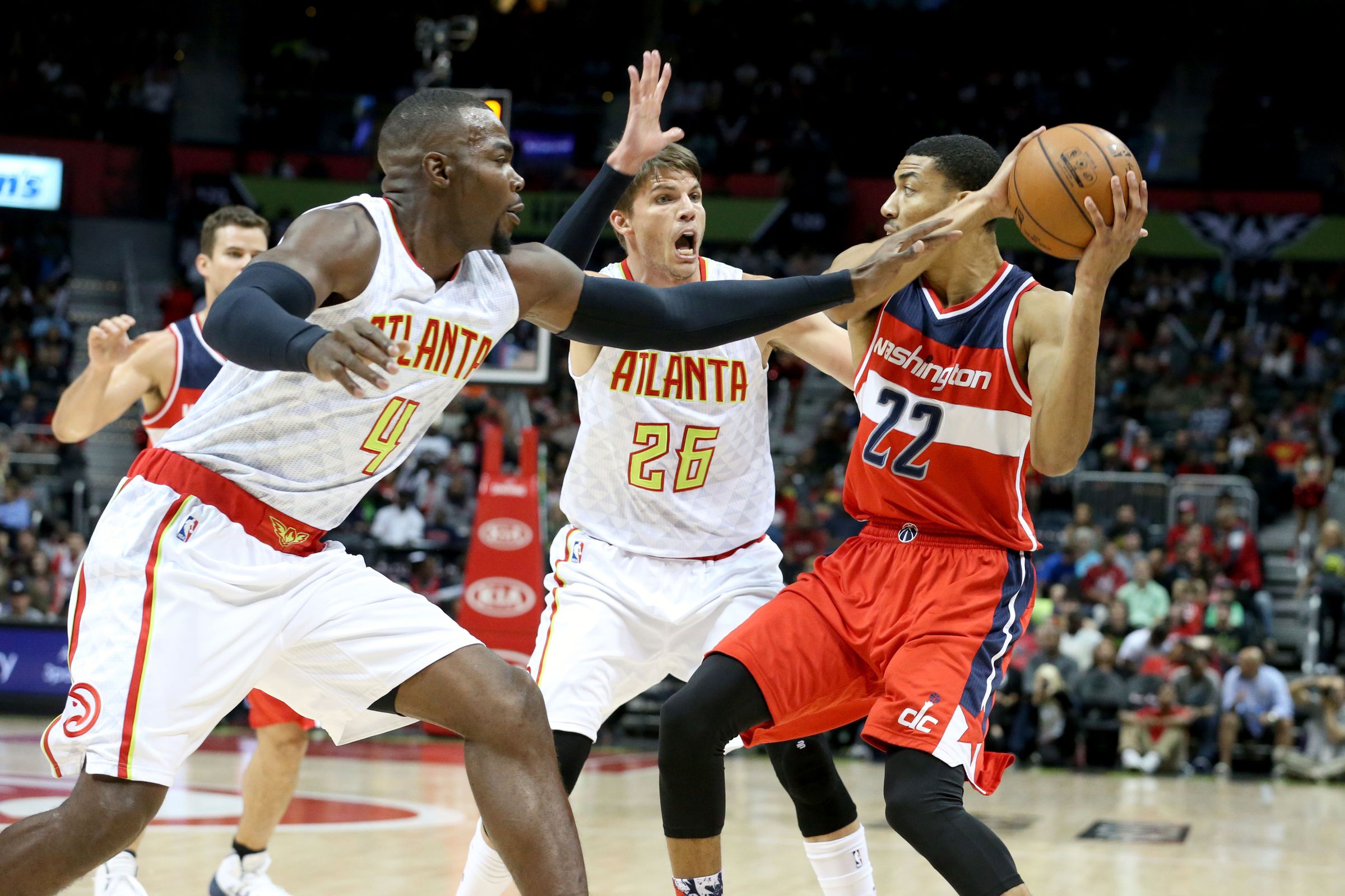 Номер телефона вашингтона. Баскетбольный клуб Вашингтон Уизардс. Washington Wizards форма. Вашингтон Уизардс лого. Состав Атланты-Вашингтон НБА картинка.