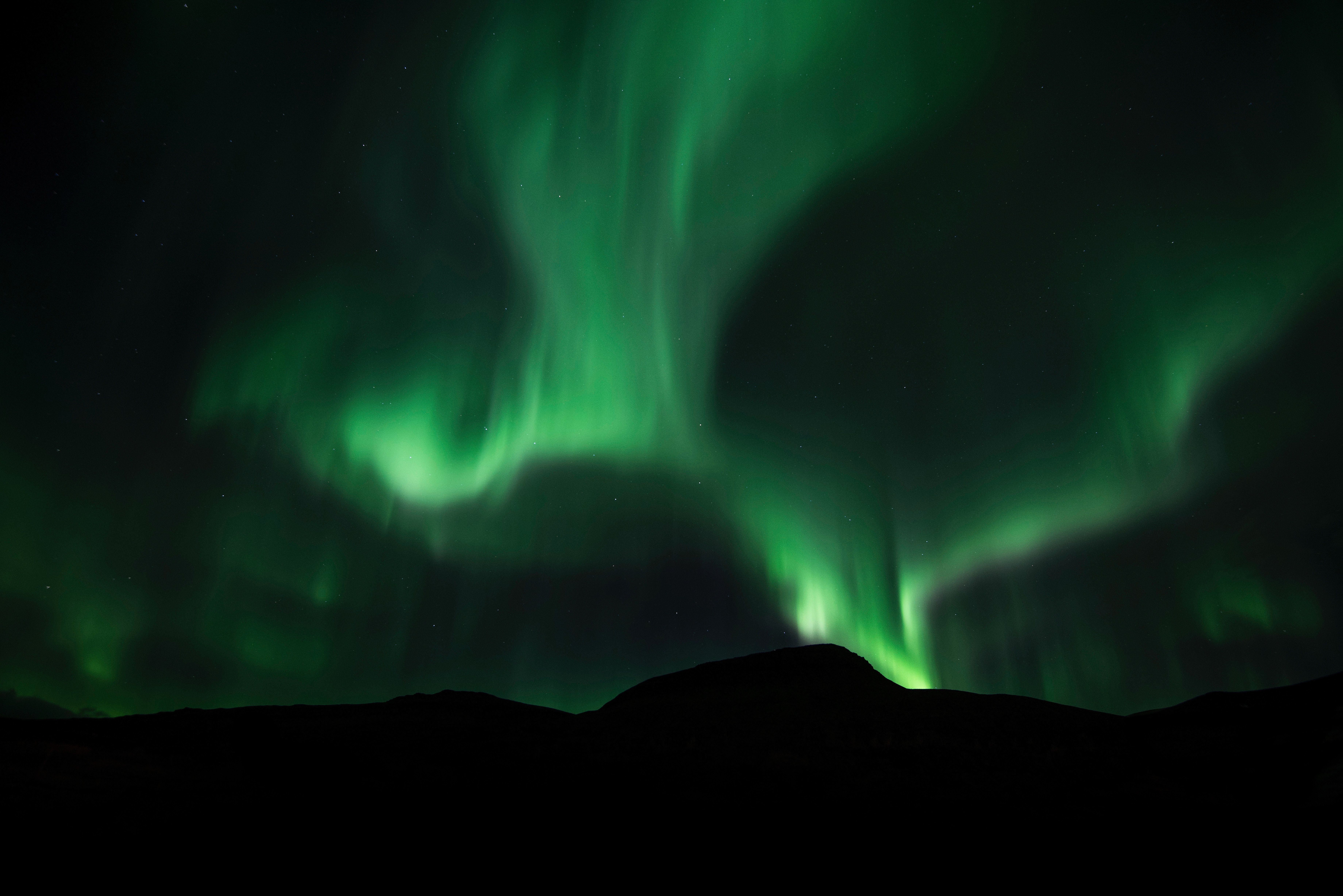 55799 Hintergrundbild herunterladen aurora borealis, nordlichter, grün, natur, sky, übernachtung, berg, aurora - Bildschirmschoner und Bilder kostenlos