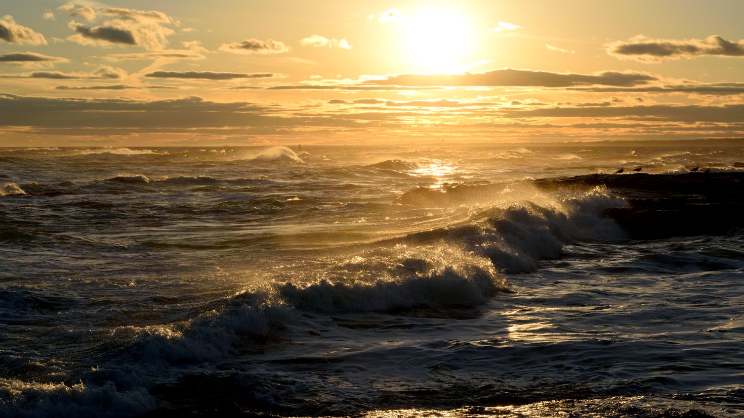 Волны на заре. Море. Море, волны. Море солнце. Море закат волны.