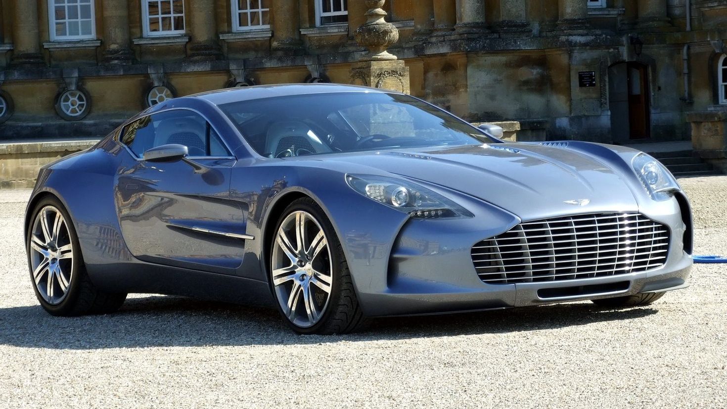 Aston Martin one 77 синий