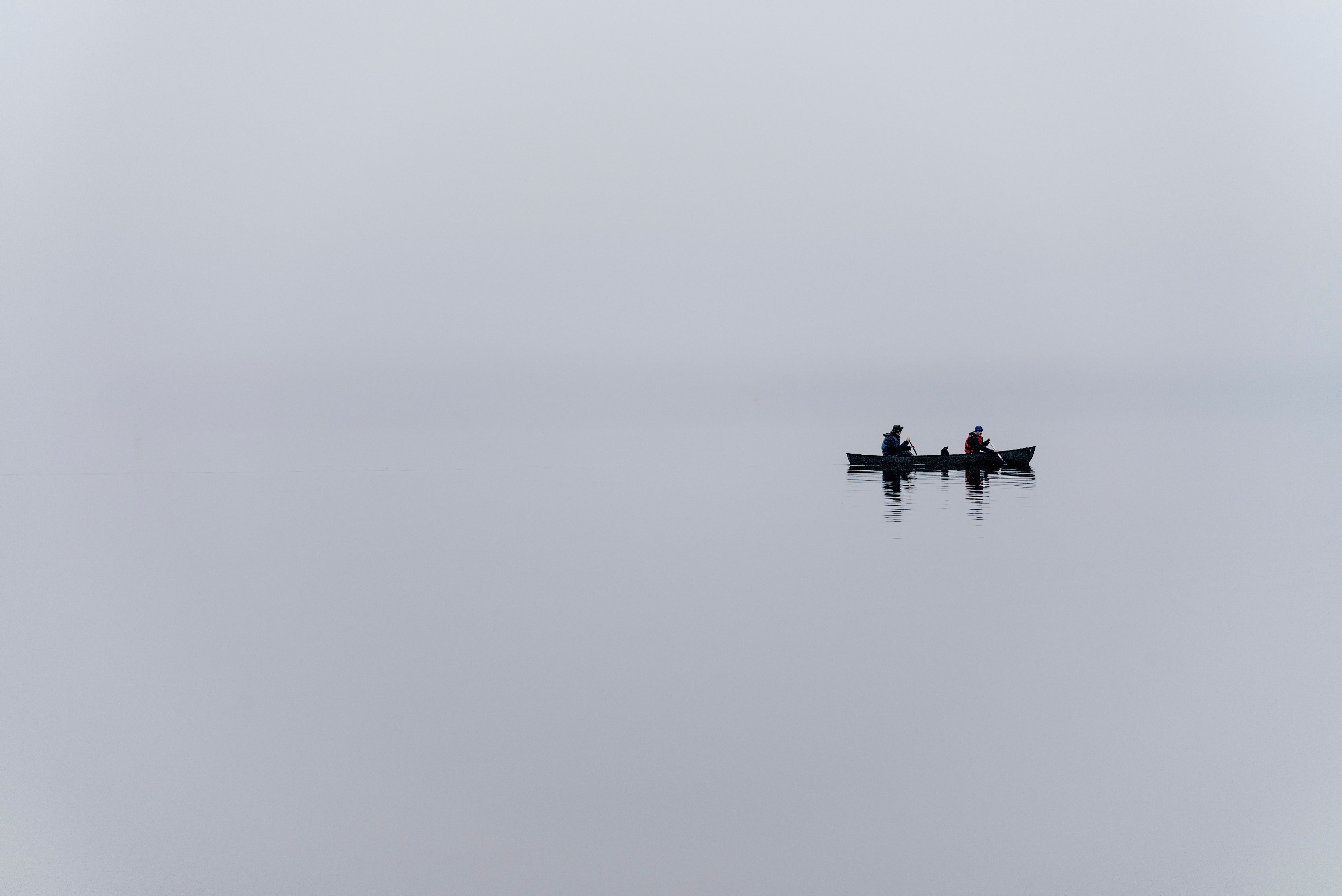 106798 descargar imagen gris, lago, niebla, minimalismo, un barco, bote: fondos de pantalla y protectores de pantalla gratis