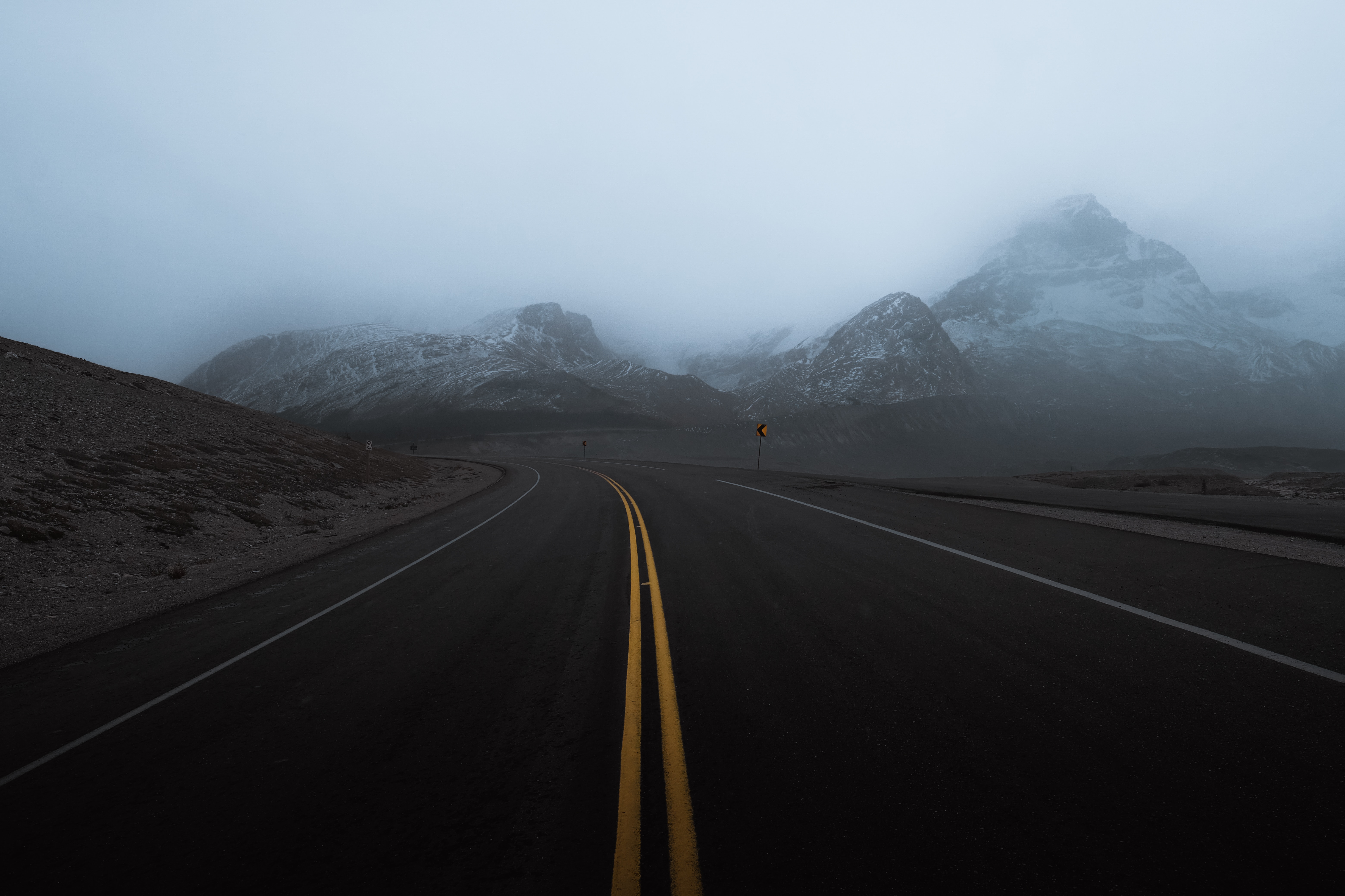 83962 скачать картинку горы, туман, природа, скалы, дорога, поворот - обои и заставки бесплатно