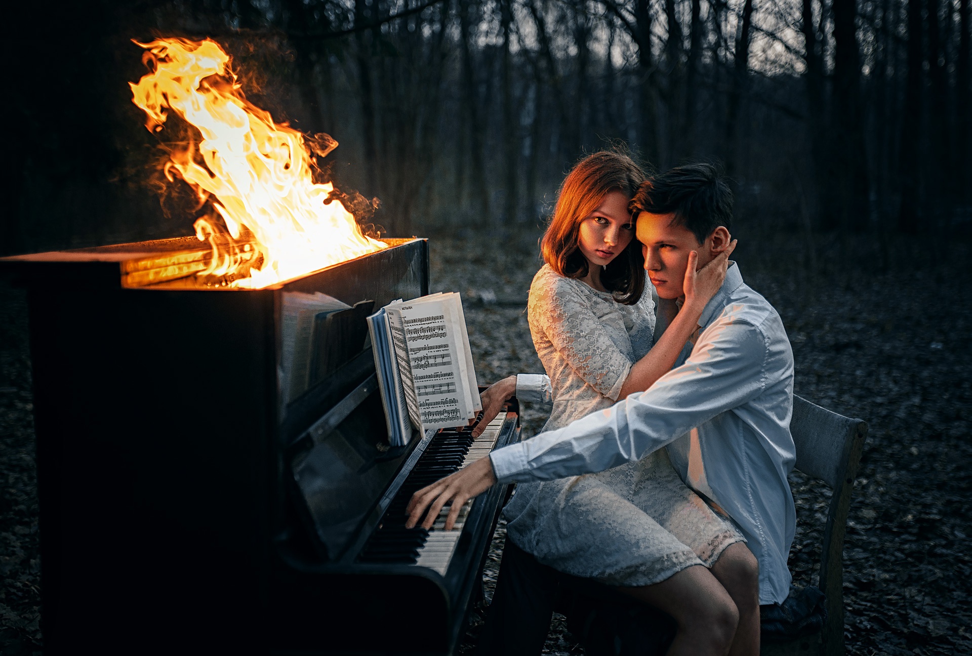 Парень и девушка в огне
