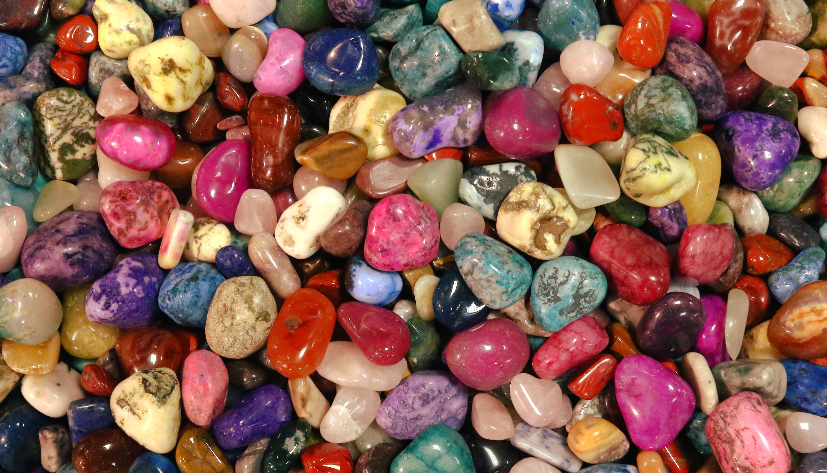 Stones de. Разноцветные камни. Цветные камушки. Красивые камушки. Разноцветная галька.