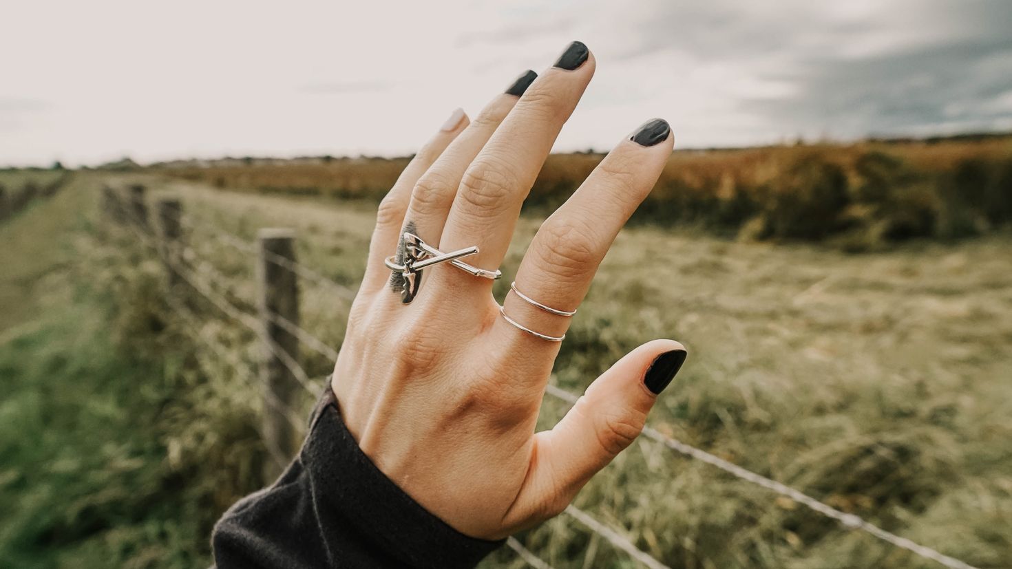 Топовые руки. Магические кольца на руке. Кольцо на пальце. Красивые женские руки. Кольцо на палец магическое.