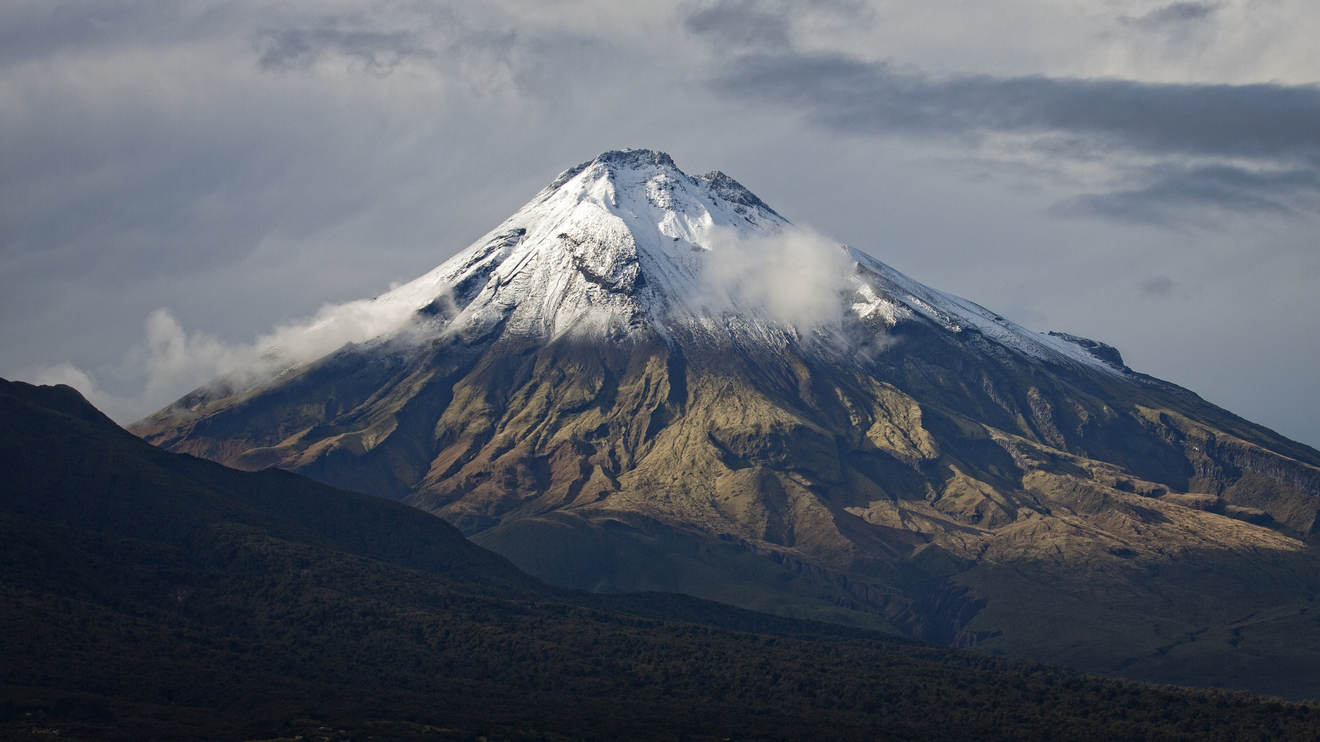 109400 скачать картинку вулкан, природа, горы, облака, заснеженный - обои и заставки бесплатно