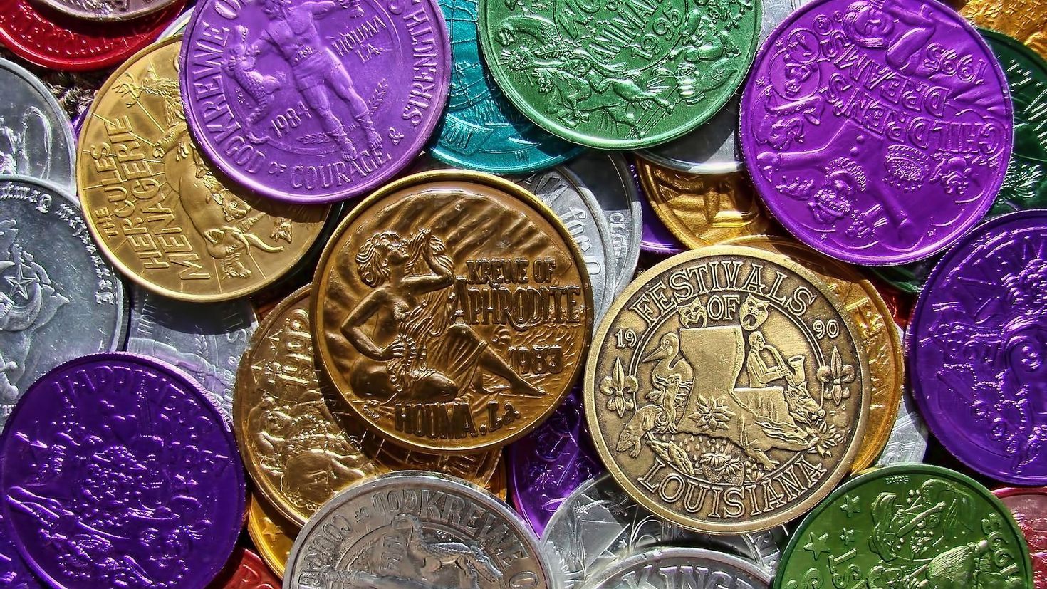Драгоценные металлы и иностранная валюта. Разноцветные деньги. Необычные деньги. Разноцветные монеты.