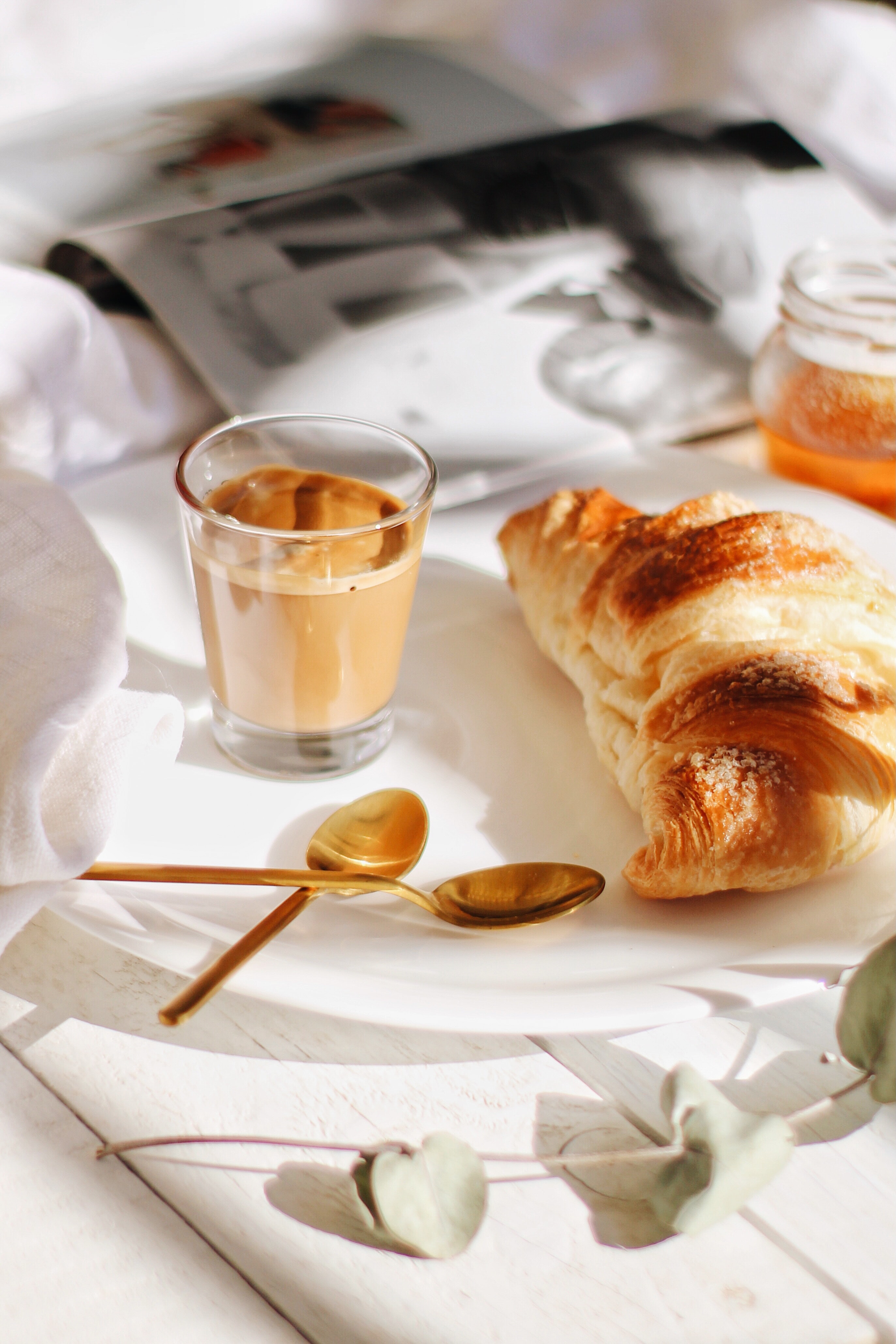 Handy-Wallpaper Frühstück, Croissant, Lebensmittel, Glas, Coffee kostenlos herunterladen.