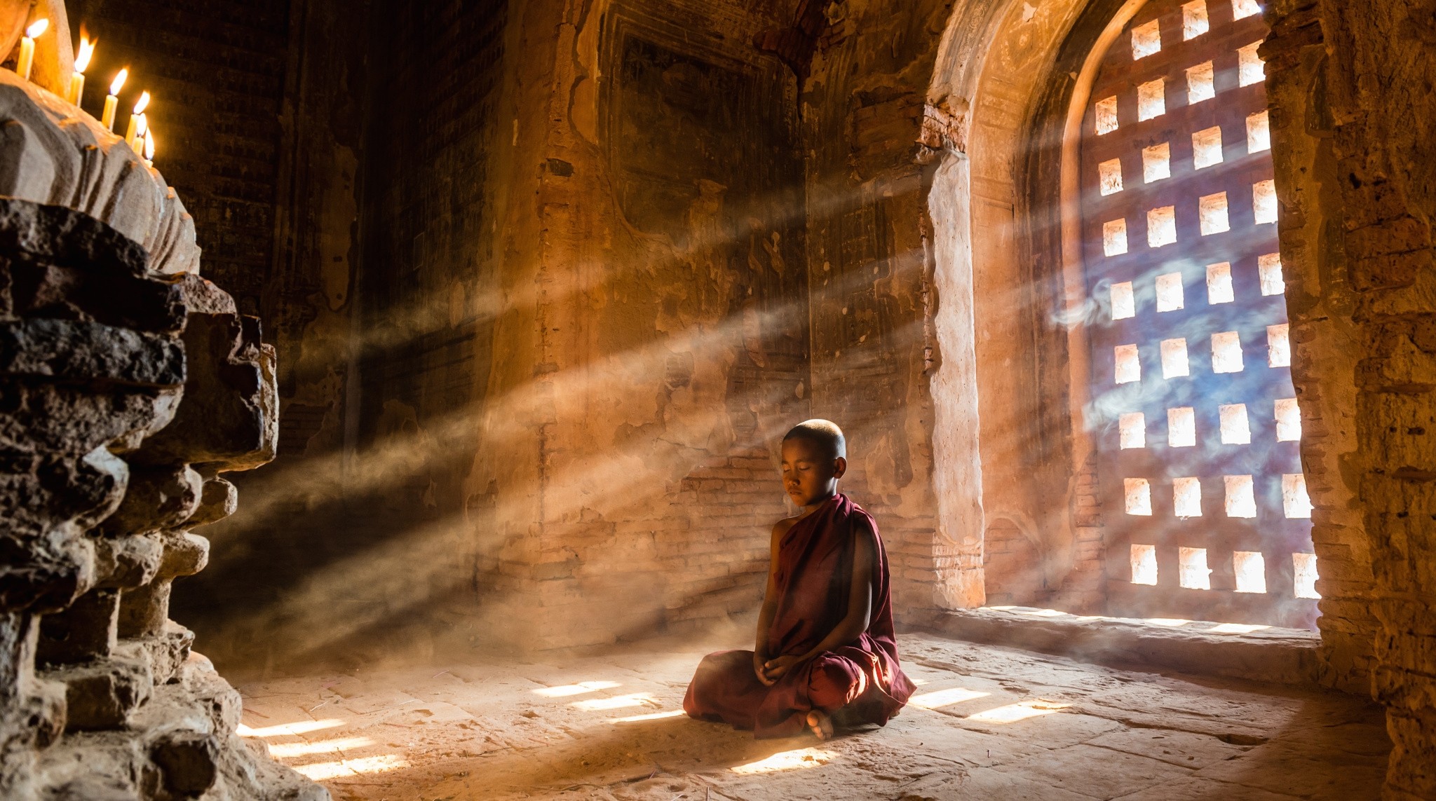 751149 descargar fondo de pantalla meditación, religioso, monje, budismo, niñito, rayo de sol, luz de sol, templo: protectores de pantalla e imágenes gratis