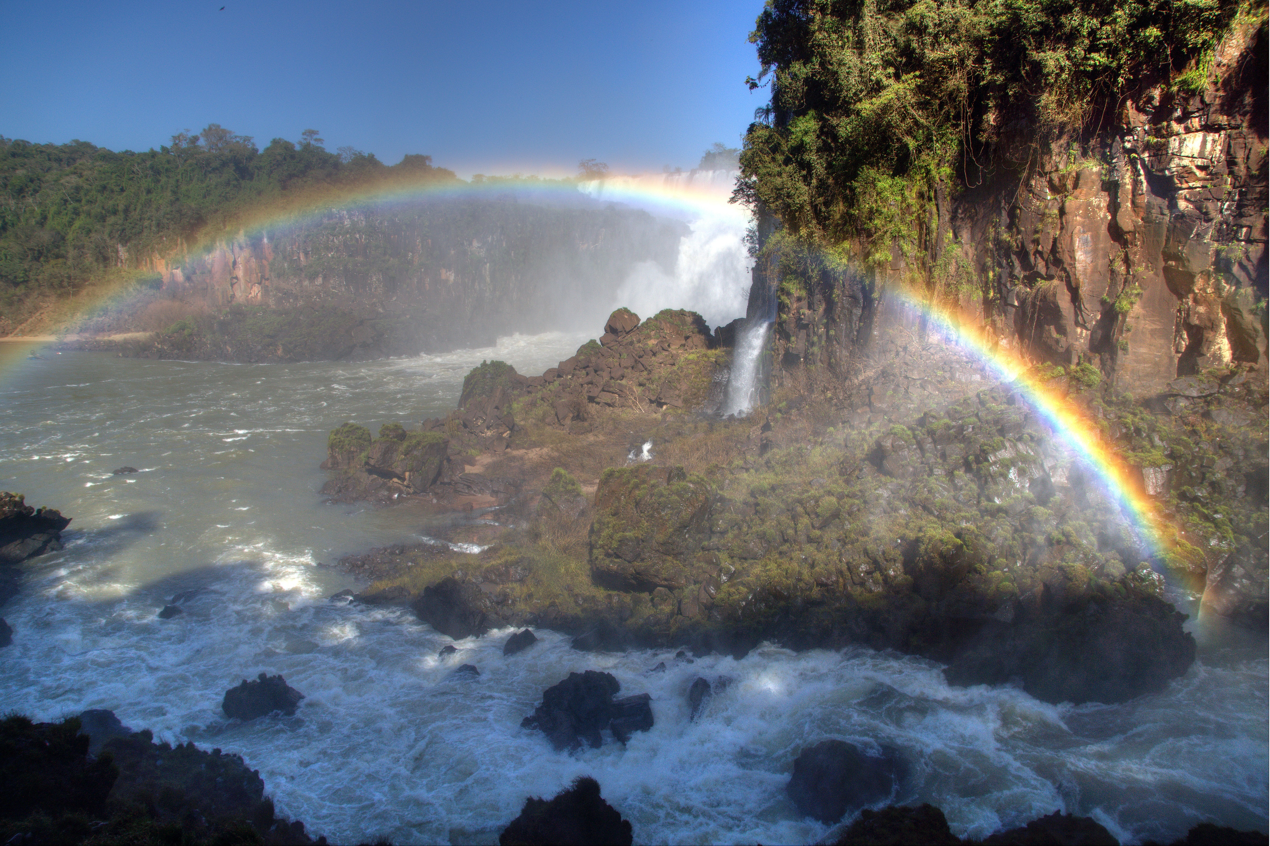 Чудо. Водопад Игуасу Радуга. Водопад Виктория Радужный водопад. Игуасу Лунная Радуга. Водопад с радугой.