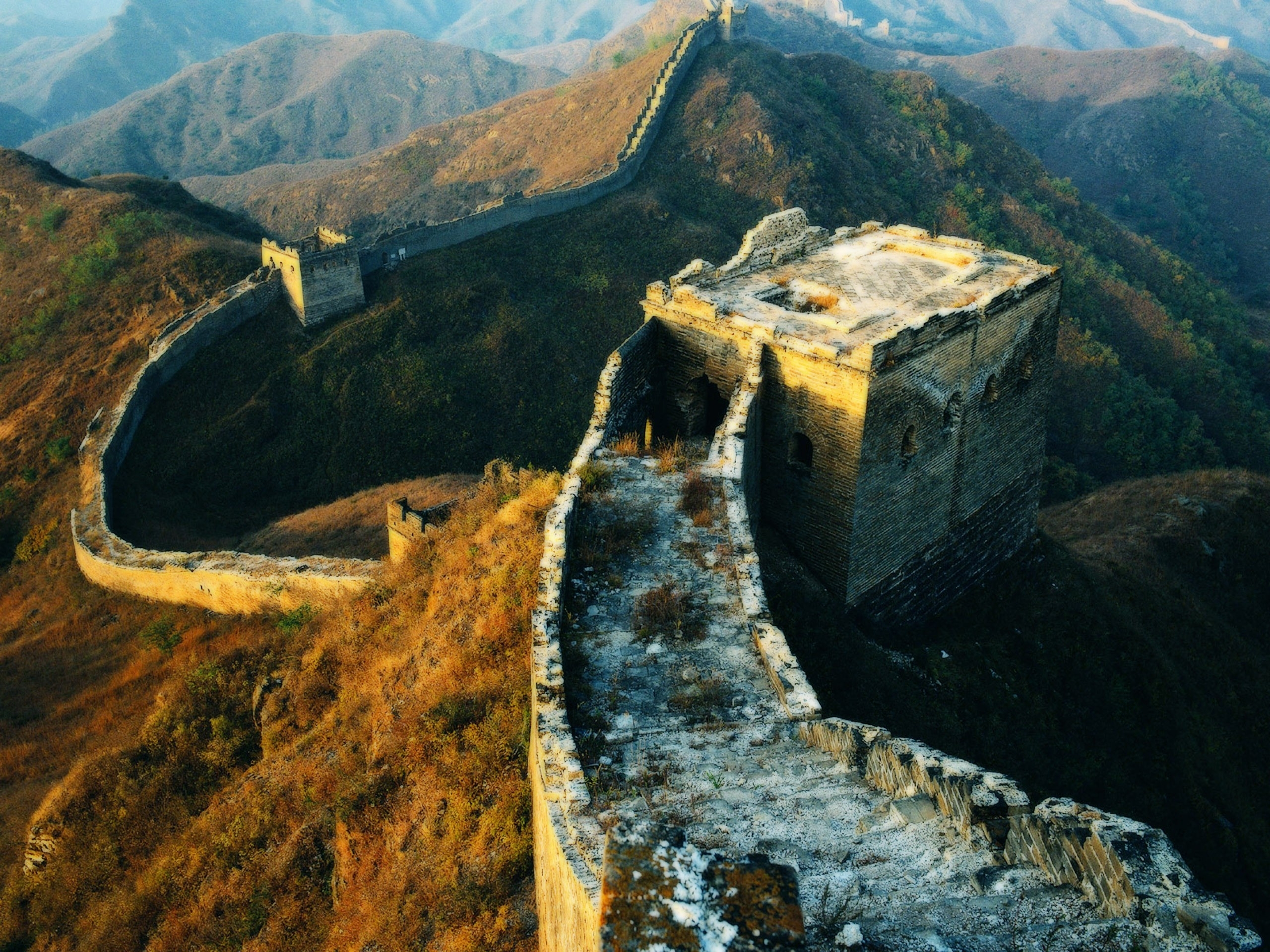 Великий стена узбек. Великая китайская стена бойницы. Великая китайская стена цинхай. Башни и бойницы Великой китайской стены. Еликаякитайская стена.