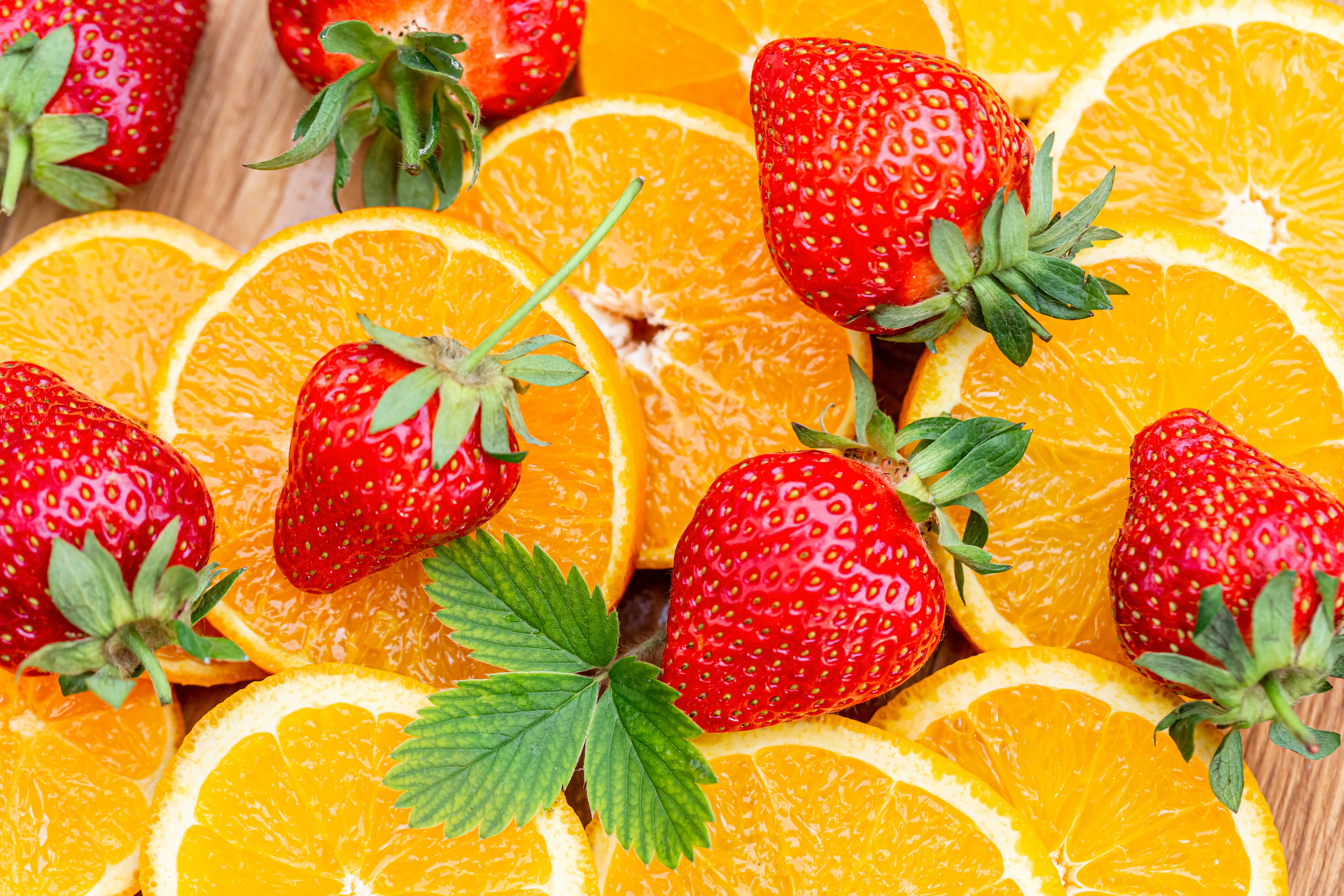 152285 скачать обои фрукты, еда, клубника, ягода, апельсин, дольки, оранжевые - заставки и картинки бесплатно