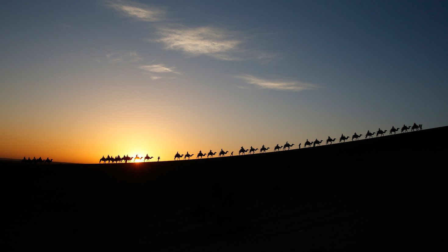 Караван солнца. Караван верблюдов в пустыне. Рассвет в пустыне. Закат в пустыне. Пустыня ночью.