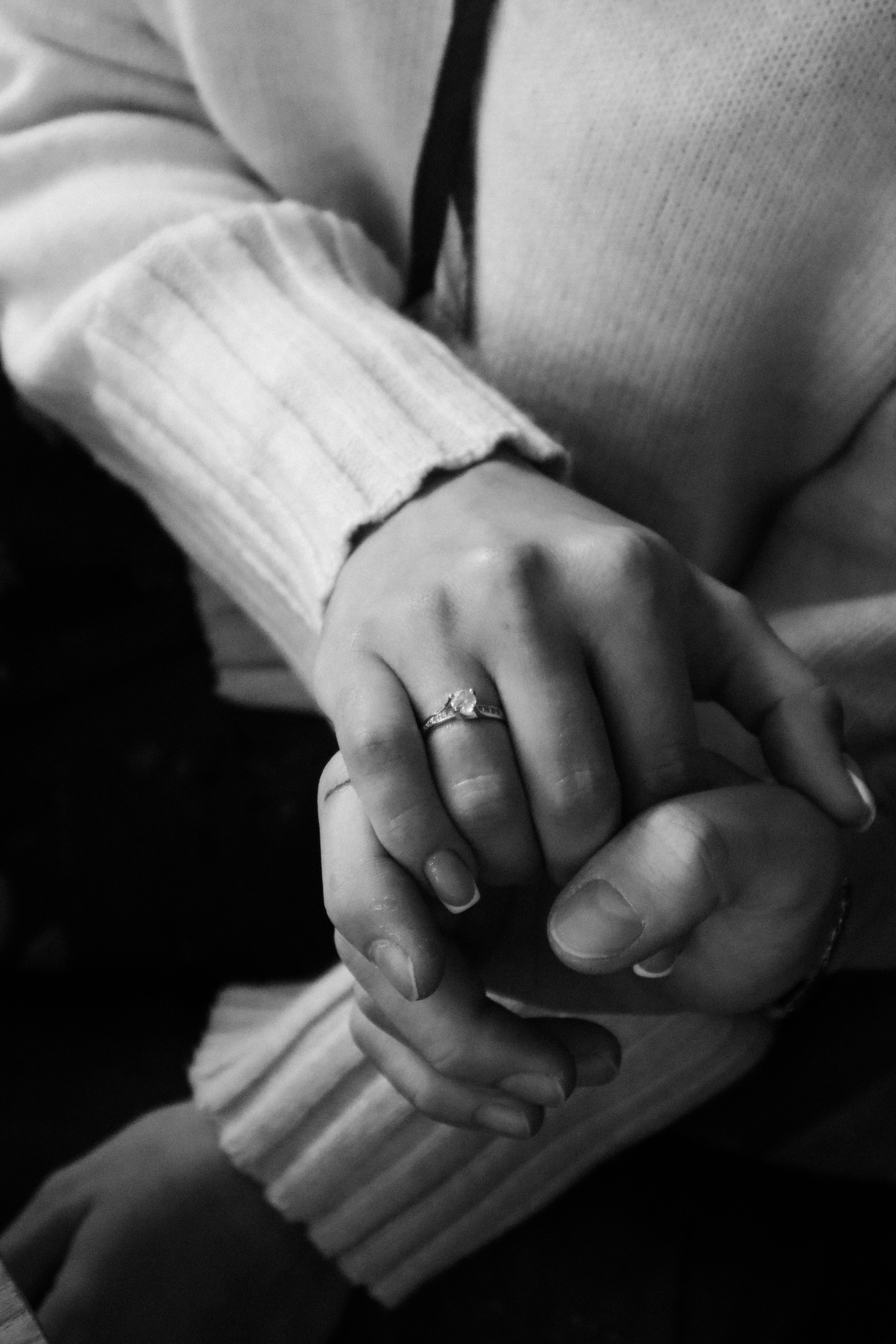 Mobile wallpaper love, hands, bw, chb, touching, touch