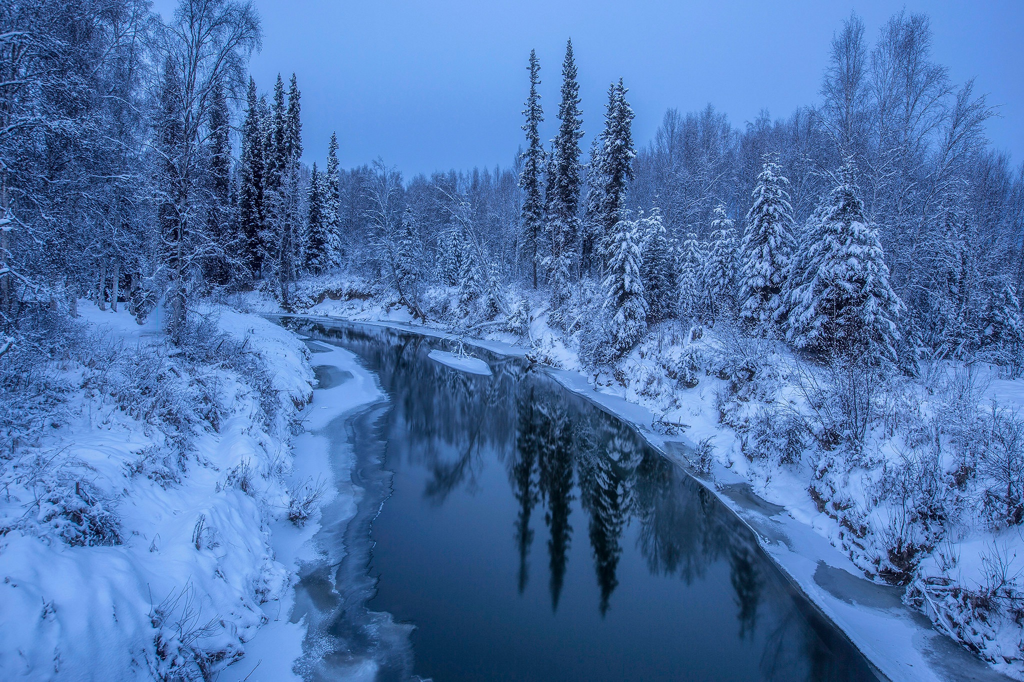 999064 baixar papel de parede terra/natureza, inverno, alasca, floresta, reflecção, rio, neve - protetores de tela e imagens gratuitamente