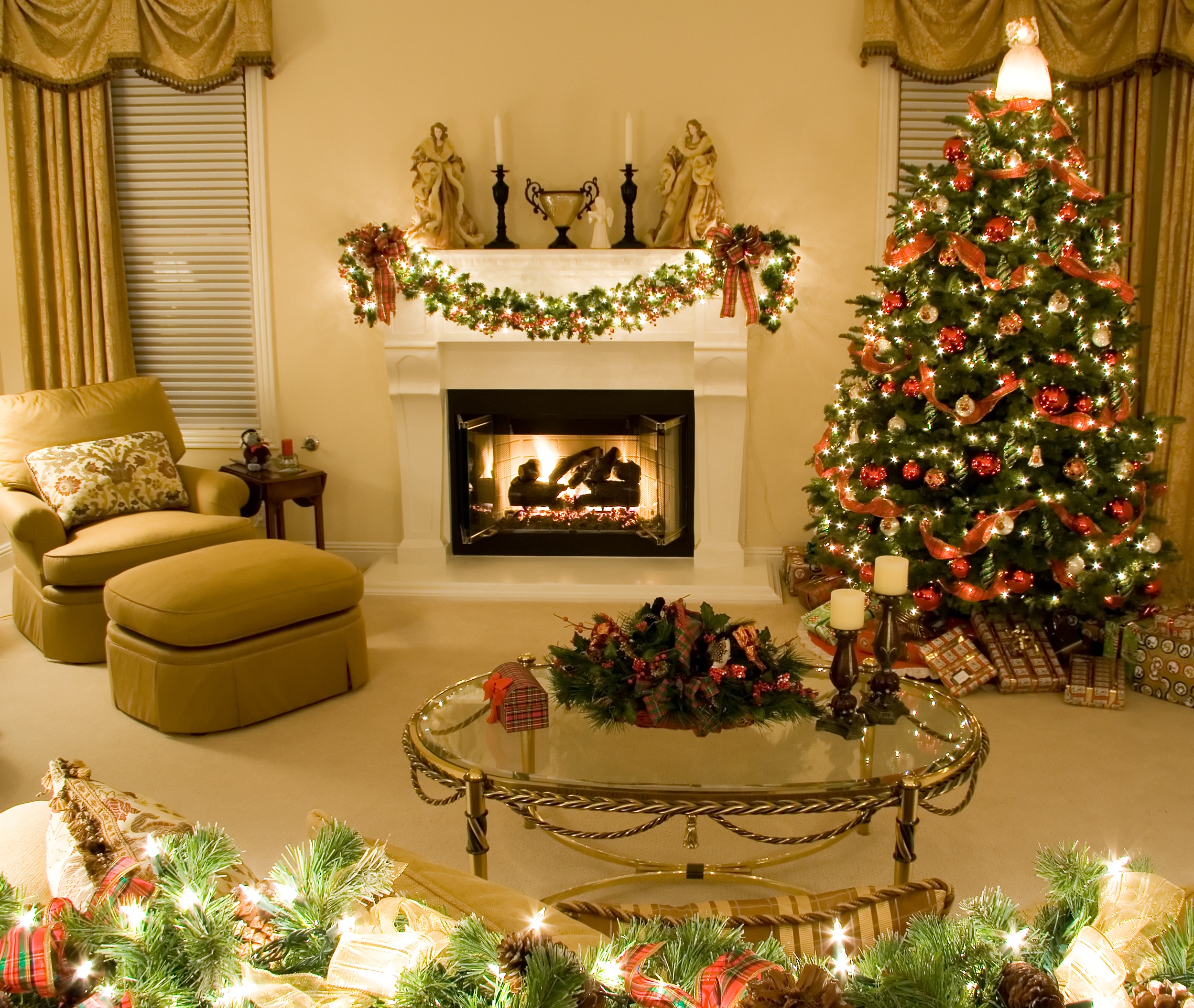 Как поставить новые обои. Новогодний интерьер в квартире. Новогодняя елка в доме. Декор на камин на новый год. Рождественские украшения для дома.