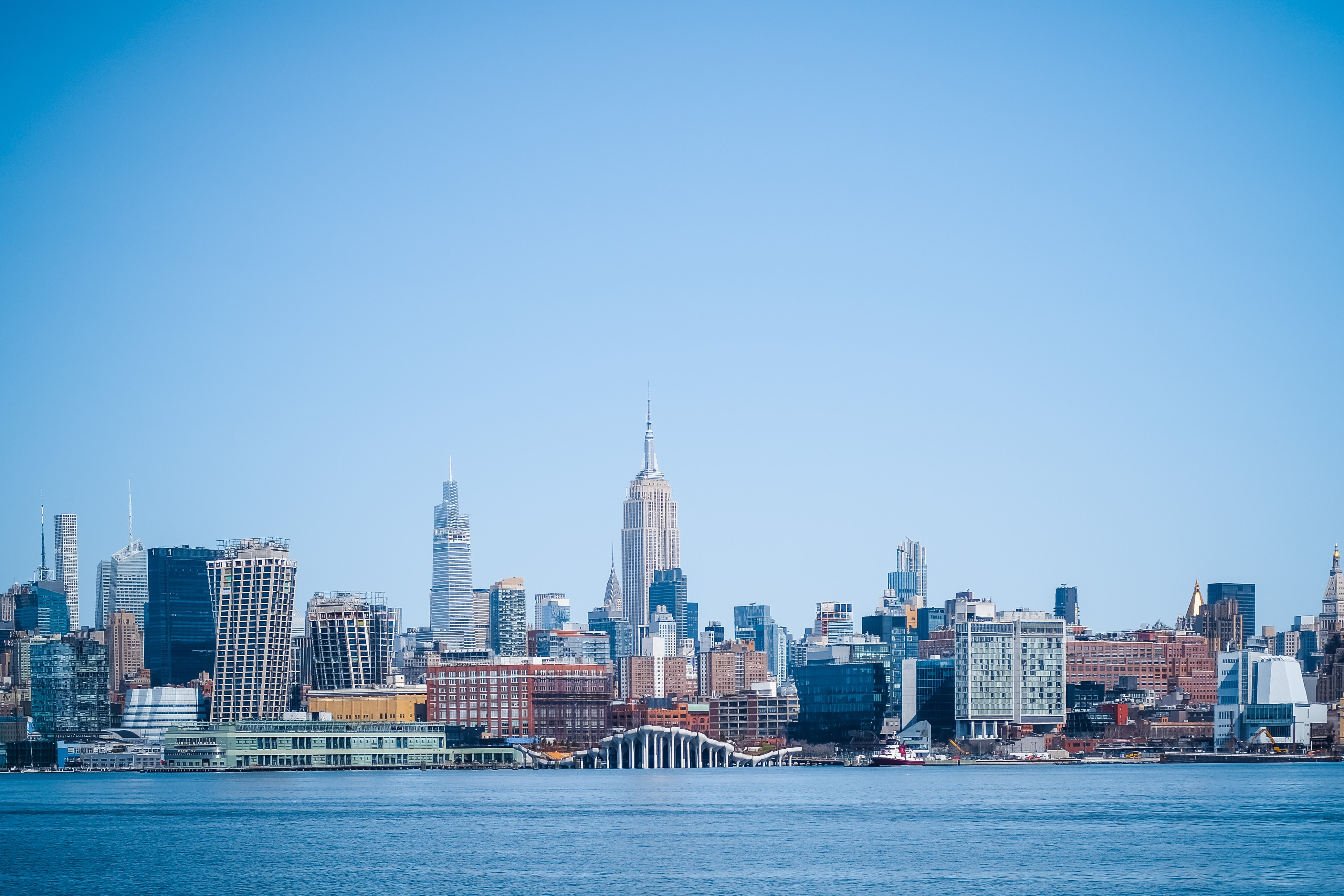 Скачать картинку Нью Йорк, Город, Здания, Река, Города, Архитектура, Вода в телефон бесплатно.