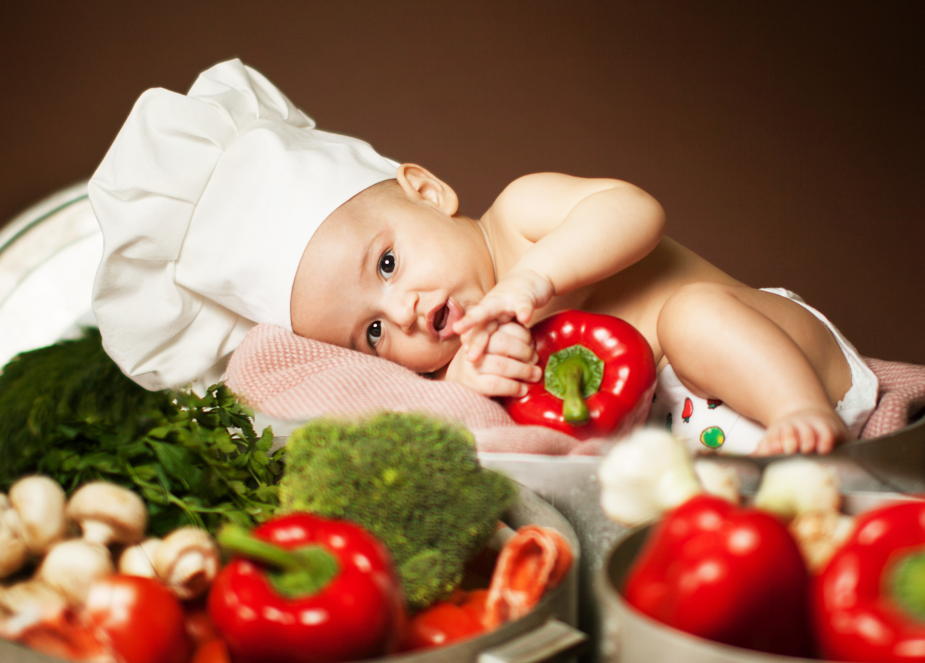Питание для малышей. Овощи для детей. Еда для детей. Малыш ёда. Ребенок ест овощи и фрукты.
