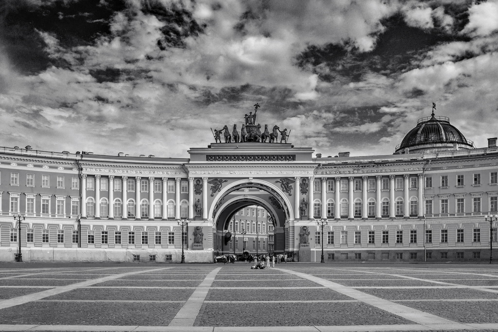 Download mobile wallpaper Monuments, Statue, Cloud, Russia, Monument, Saint Petersburg, Man Made, Black & White for free.